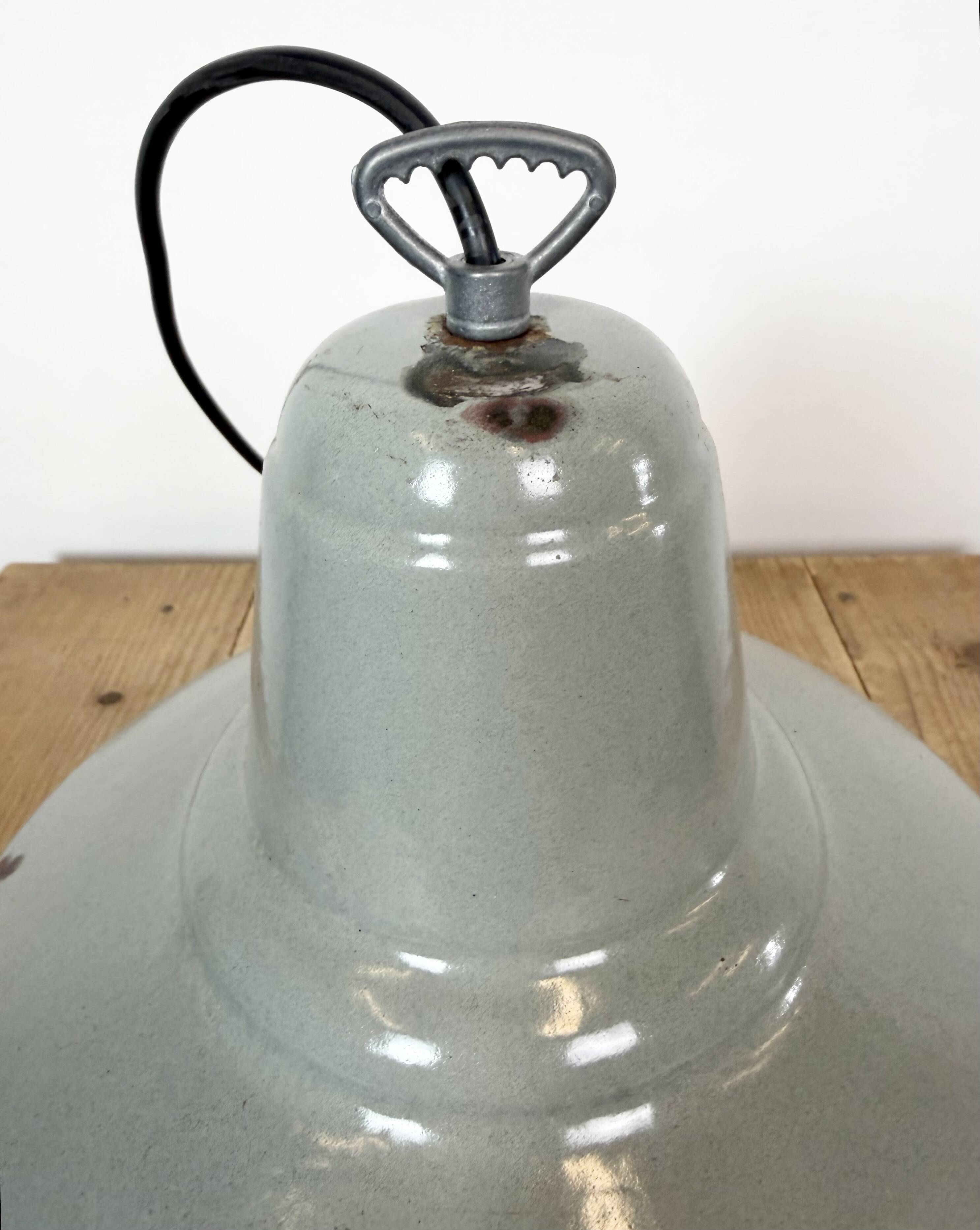 Lampe suspendue en émail gris industriel, années 1960