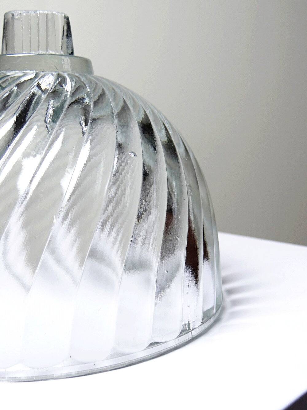 Petite cloche à dessert ou à fromage en verre pressé vintage/ancienne torsades