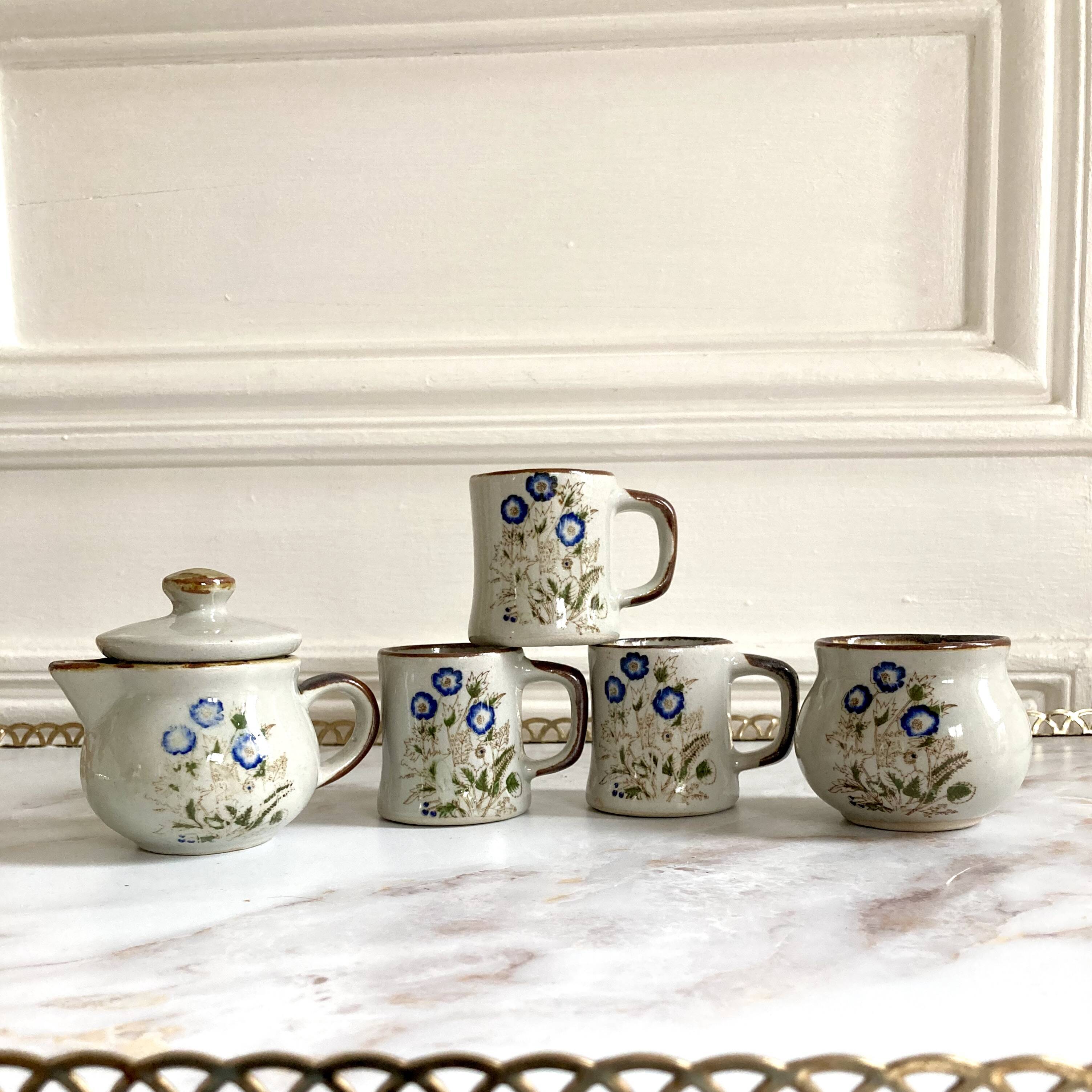 Vintage stoneware dinette with flower decor