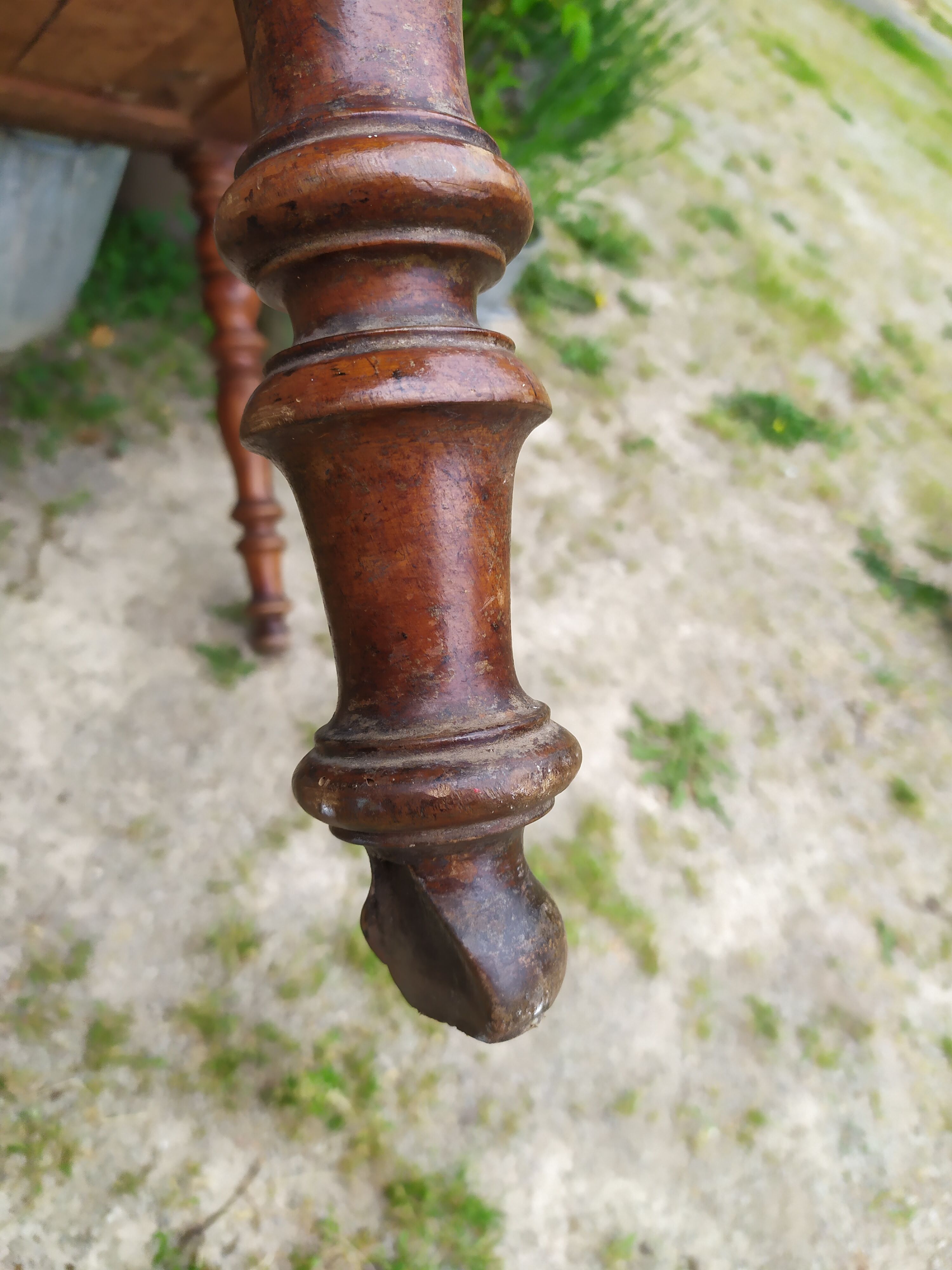 Desk with turned legs