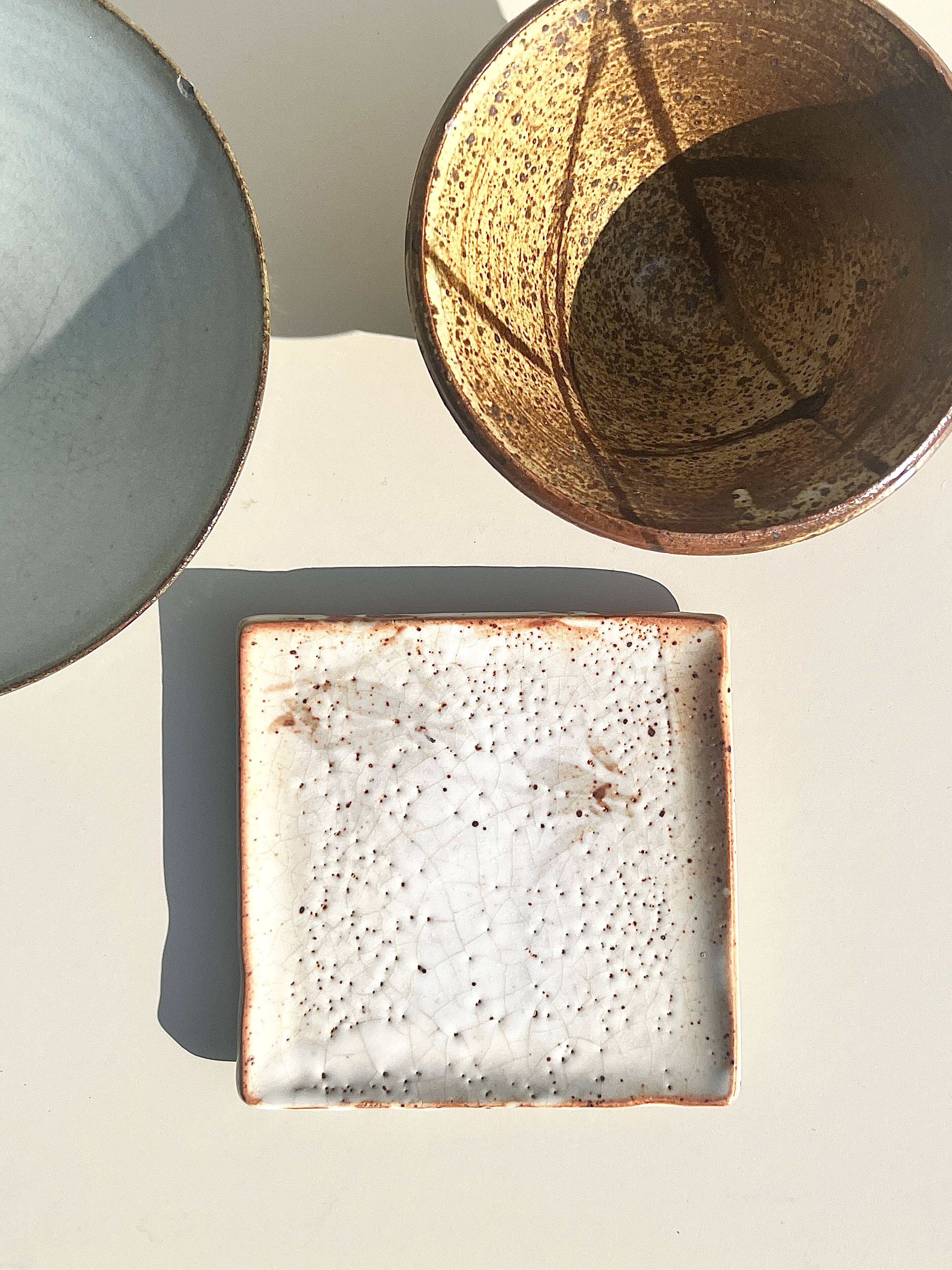 Japanese stoneware bowl in the Japandi style, signed.