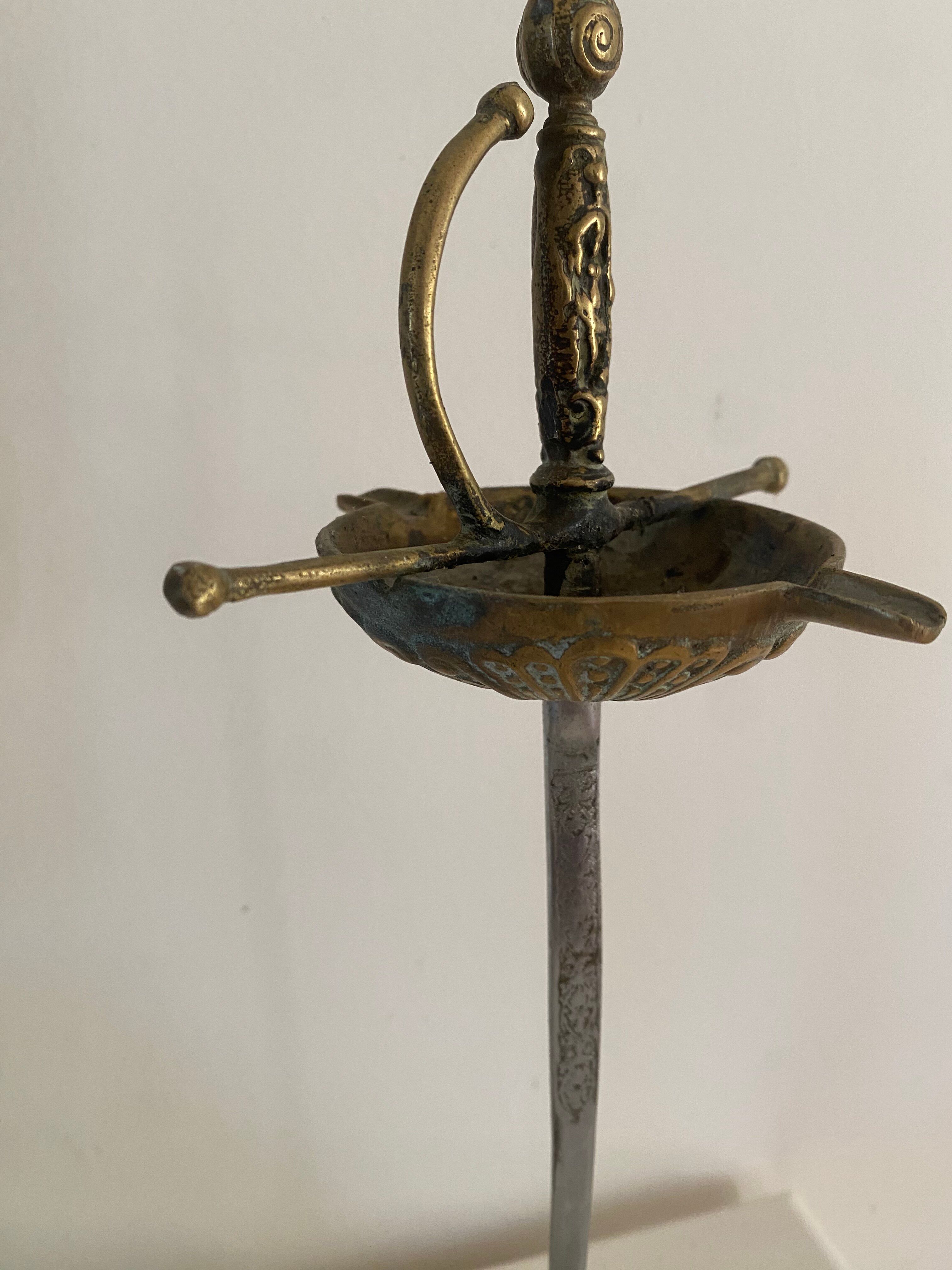 Cendrier épée en laiton