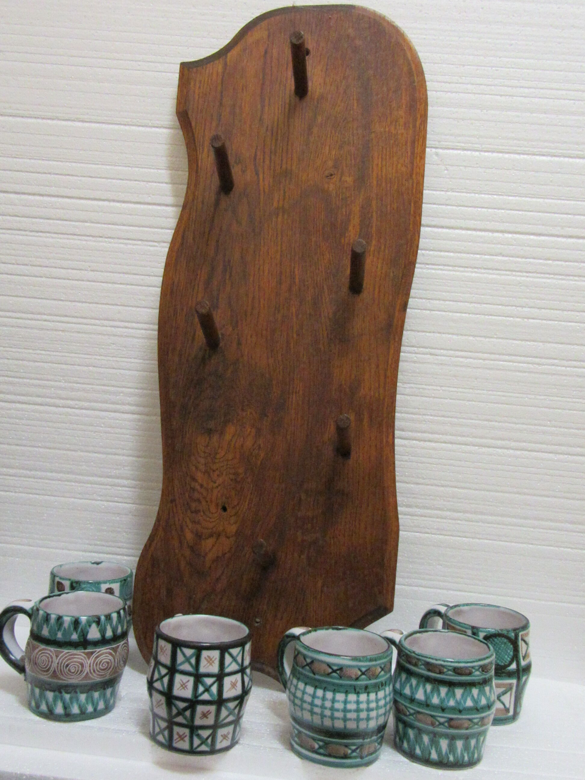 6  mugs with oak stand Robert Picault