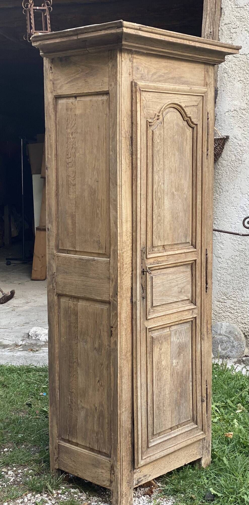 Eighteenth-century Parisian armoire with one bonnetière door in raw wood.