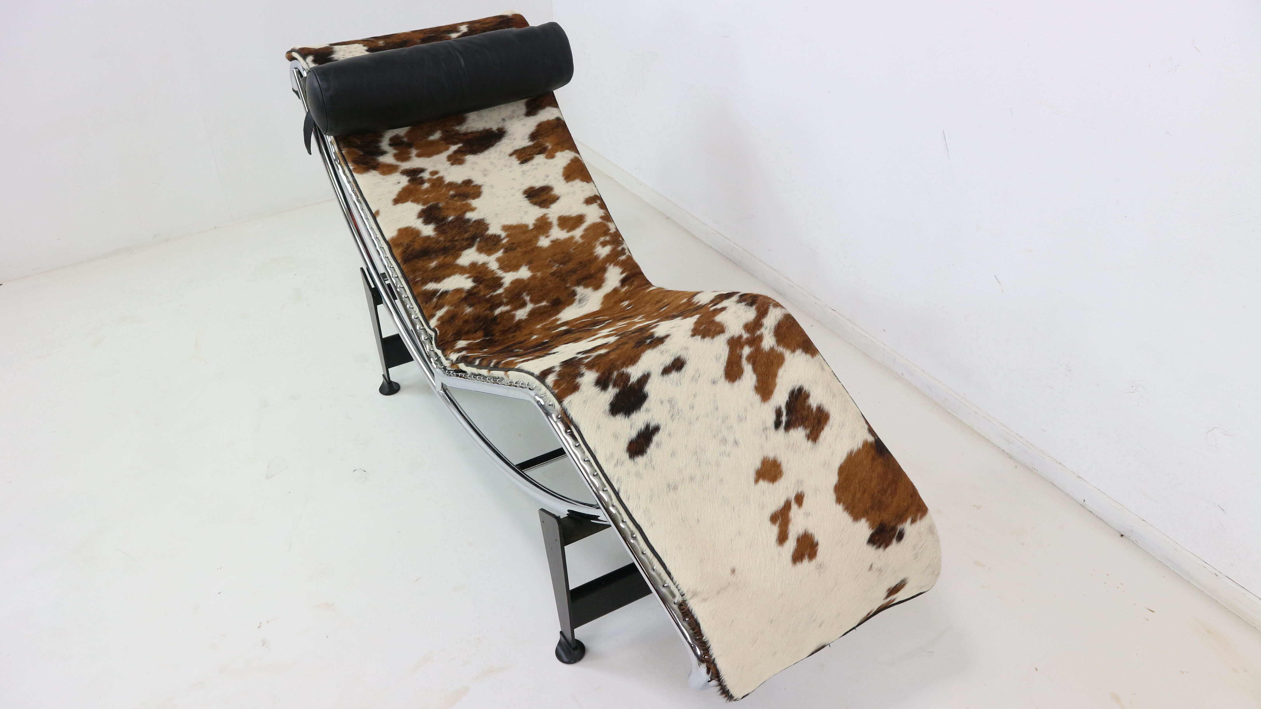 Chair long "LC4" Le Corbusier, Cassina Edition, Ponyskin.