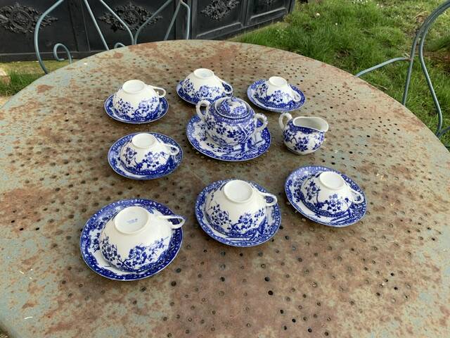 Coffee service composed of 17 pieces, in blue and white porcelain, cherry blossom patterns