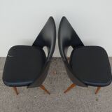2 chaises en skaï noir pieds compas Louis Paolozzi
