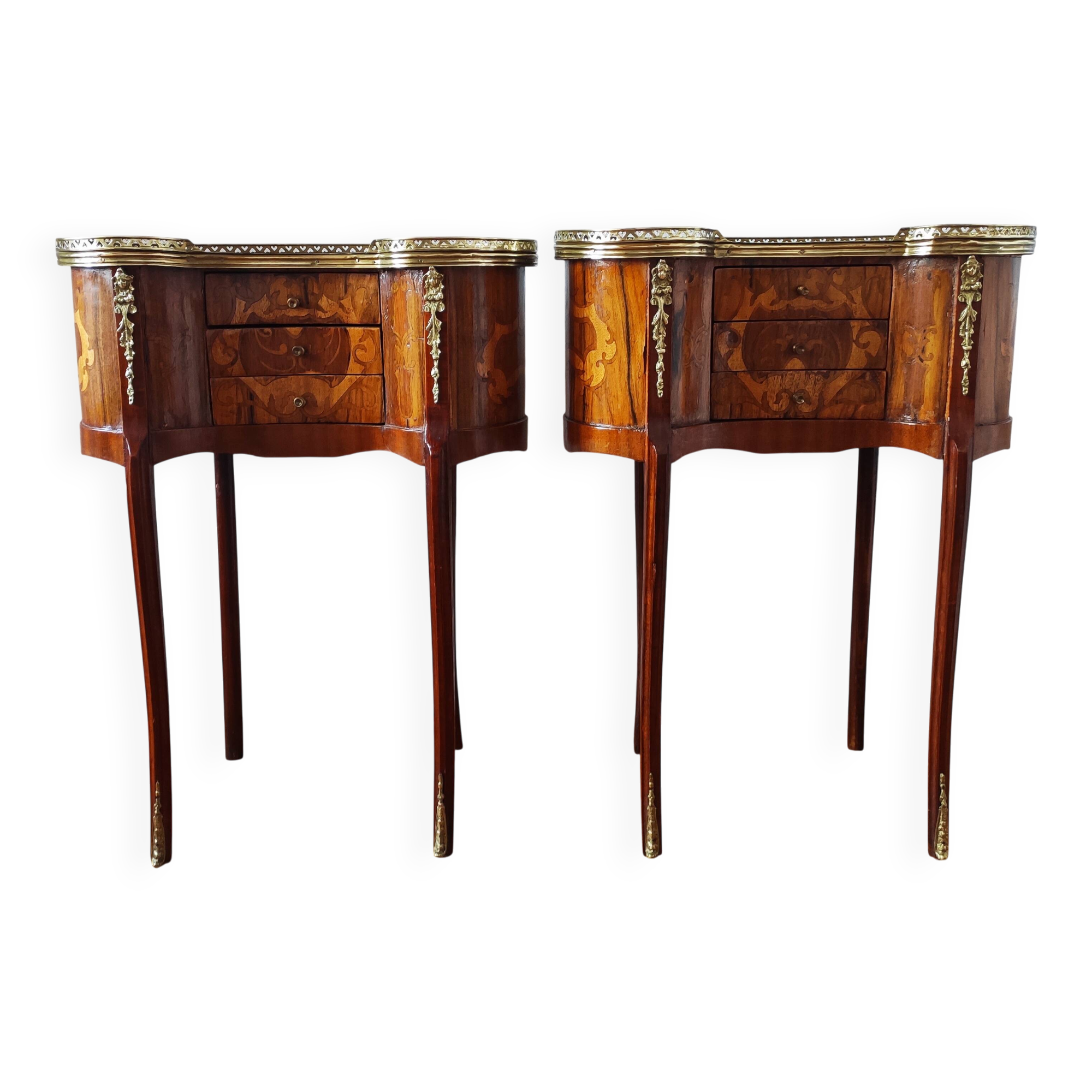 Paire de tables de chevet style Louis XV en bois marqueté