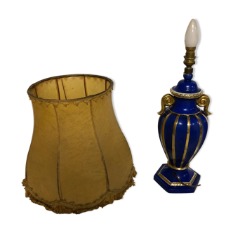 Lamp foot and its lampshade