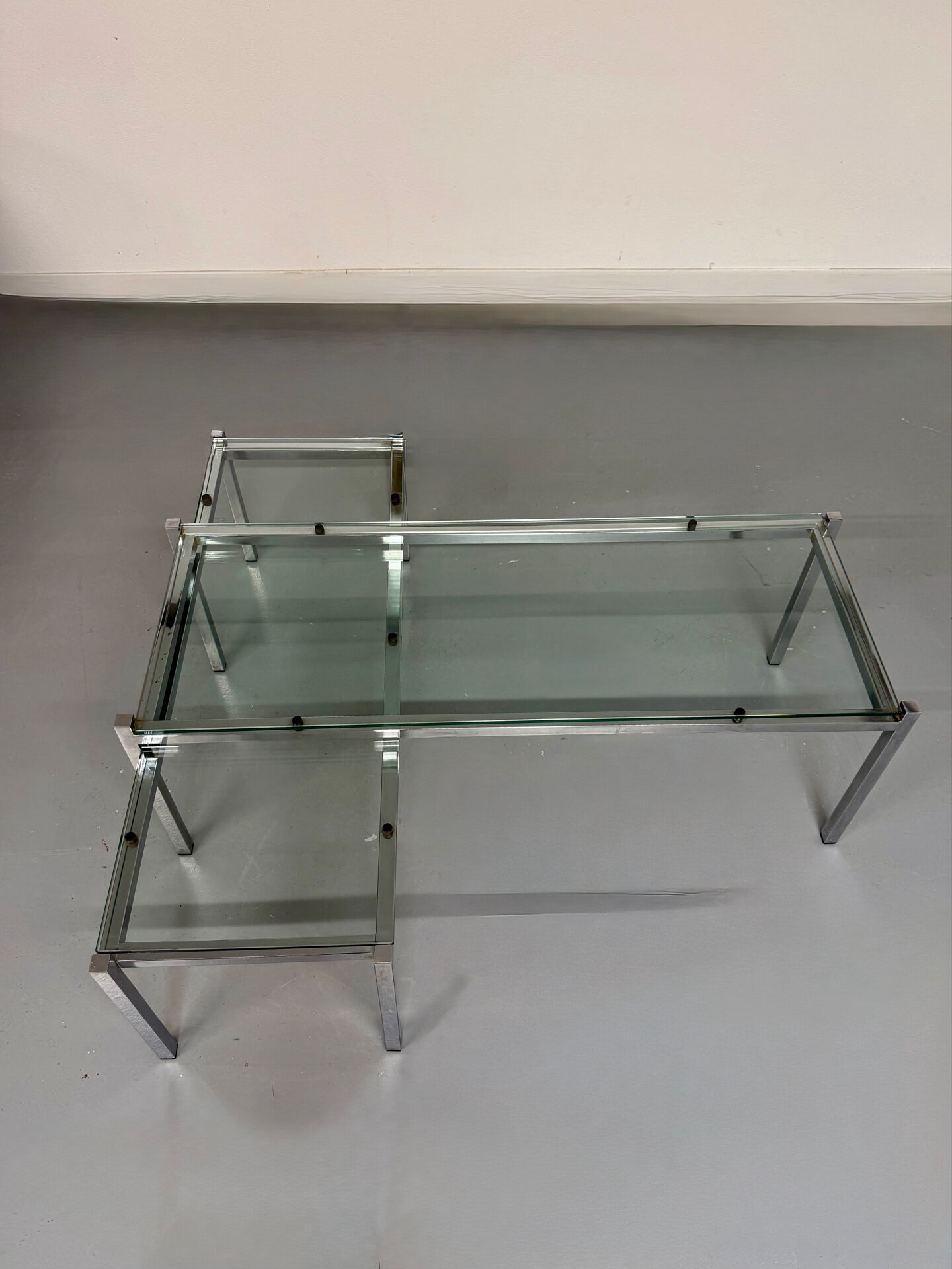 2 large nesting coffee tables in chrome and glass, 1970s design.