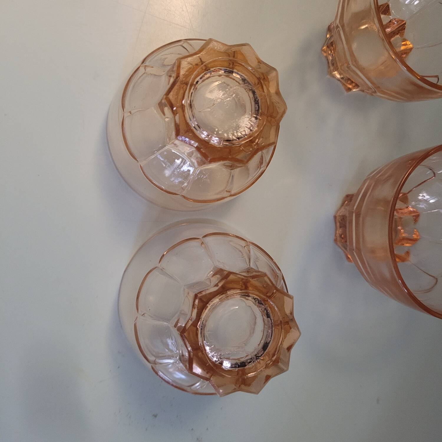 4 verres ambrés à base étoilée – France, années 40-50