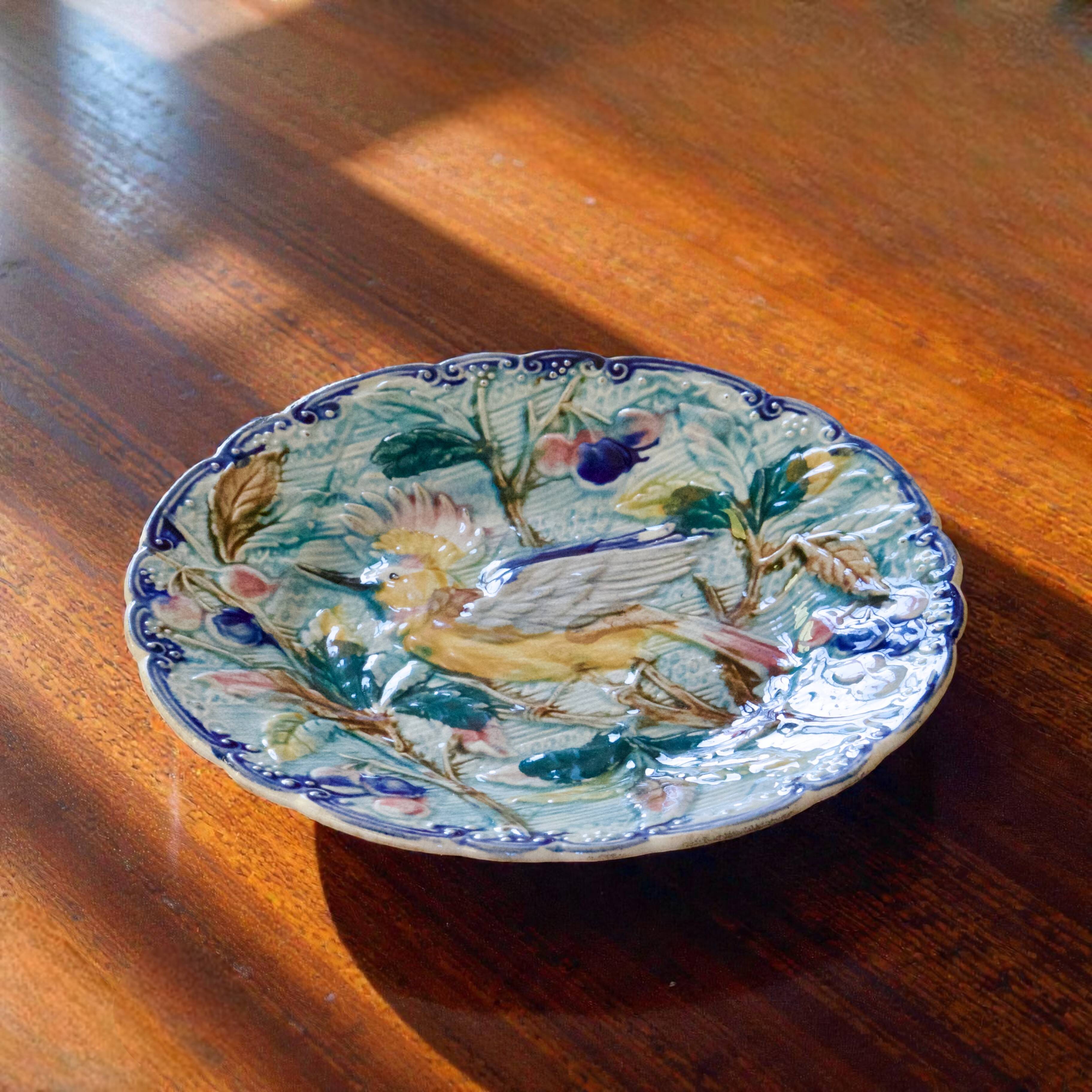 Assiette oiseau antique du XIXe siècle en barbotine de Wasmuël