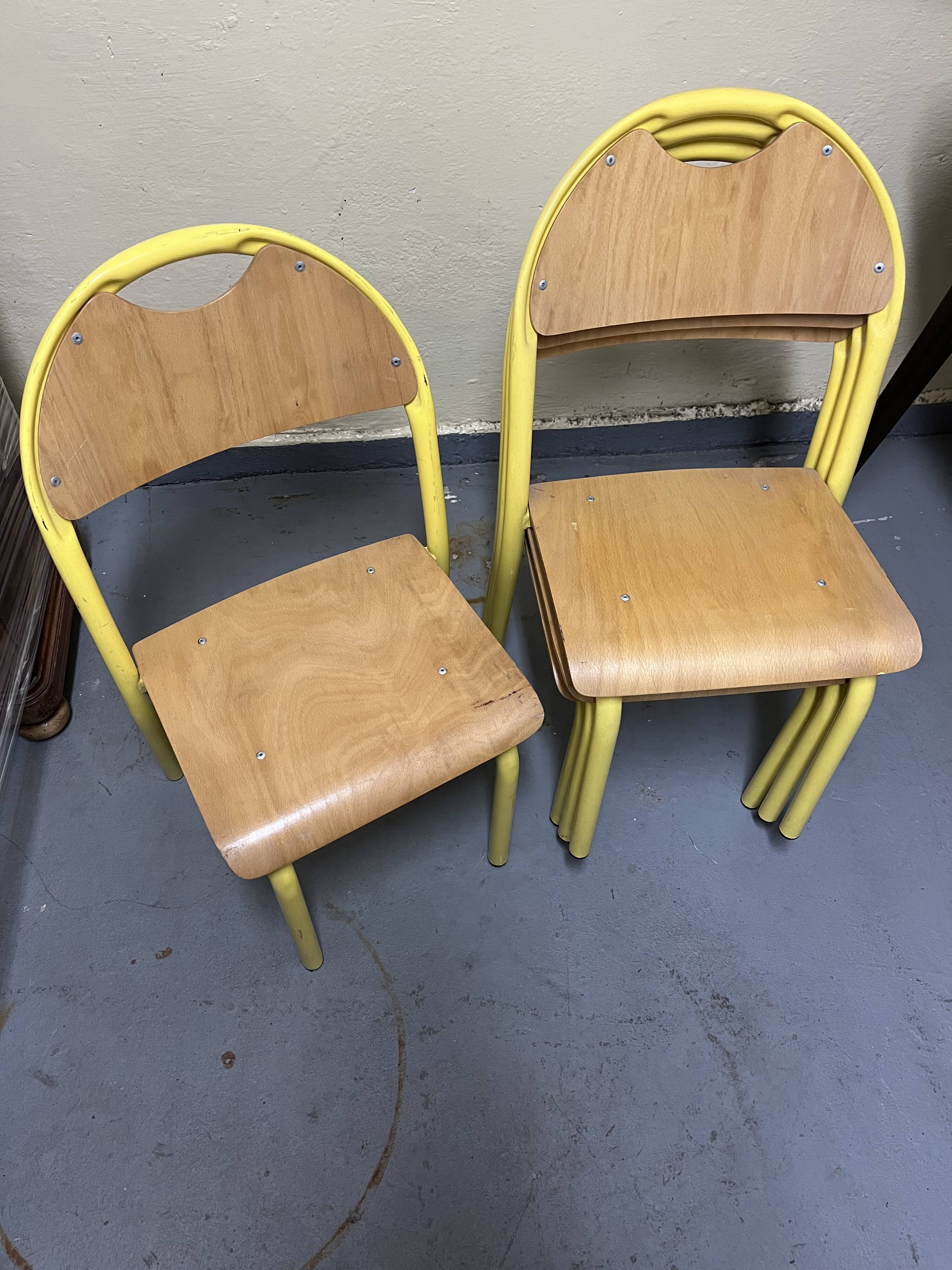 Chaises d'école style vintage