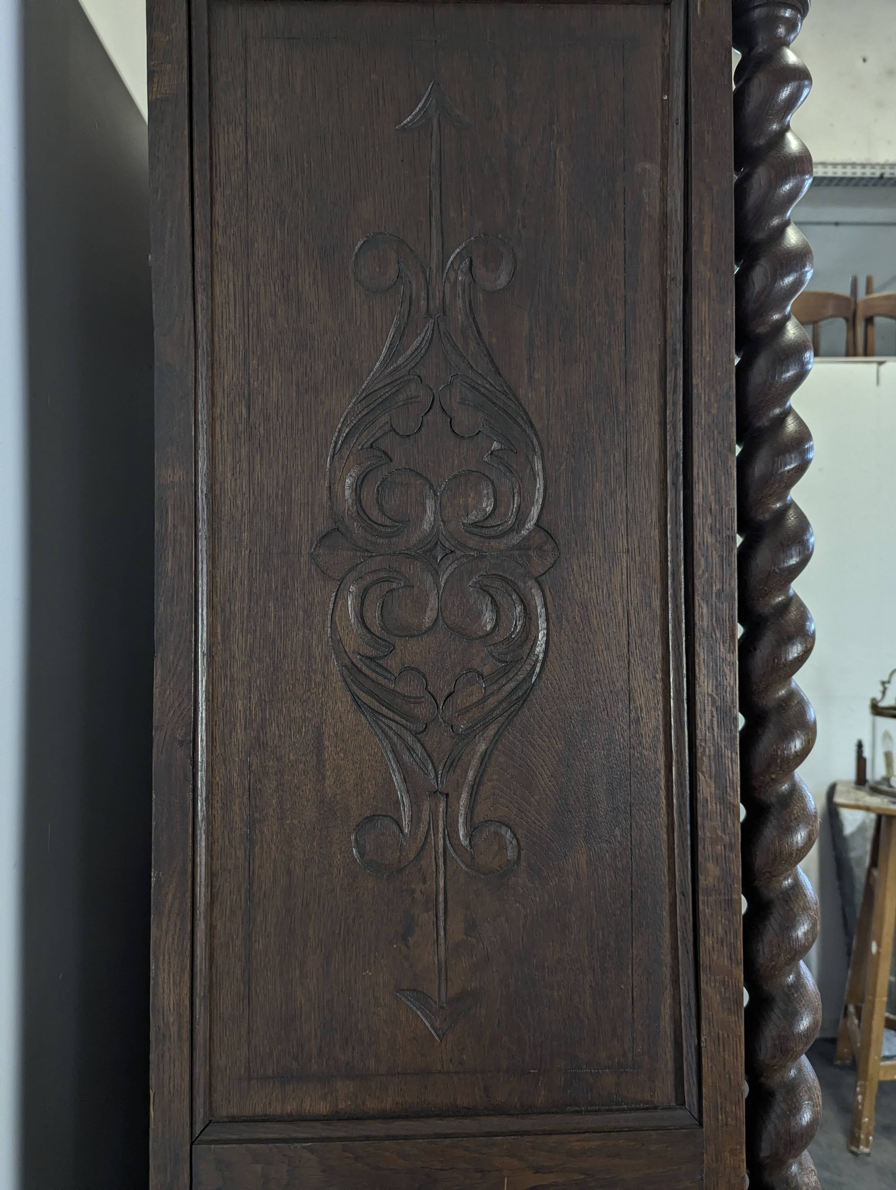 Bibliothèque vitrée de style Louis XIII en chêne