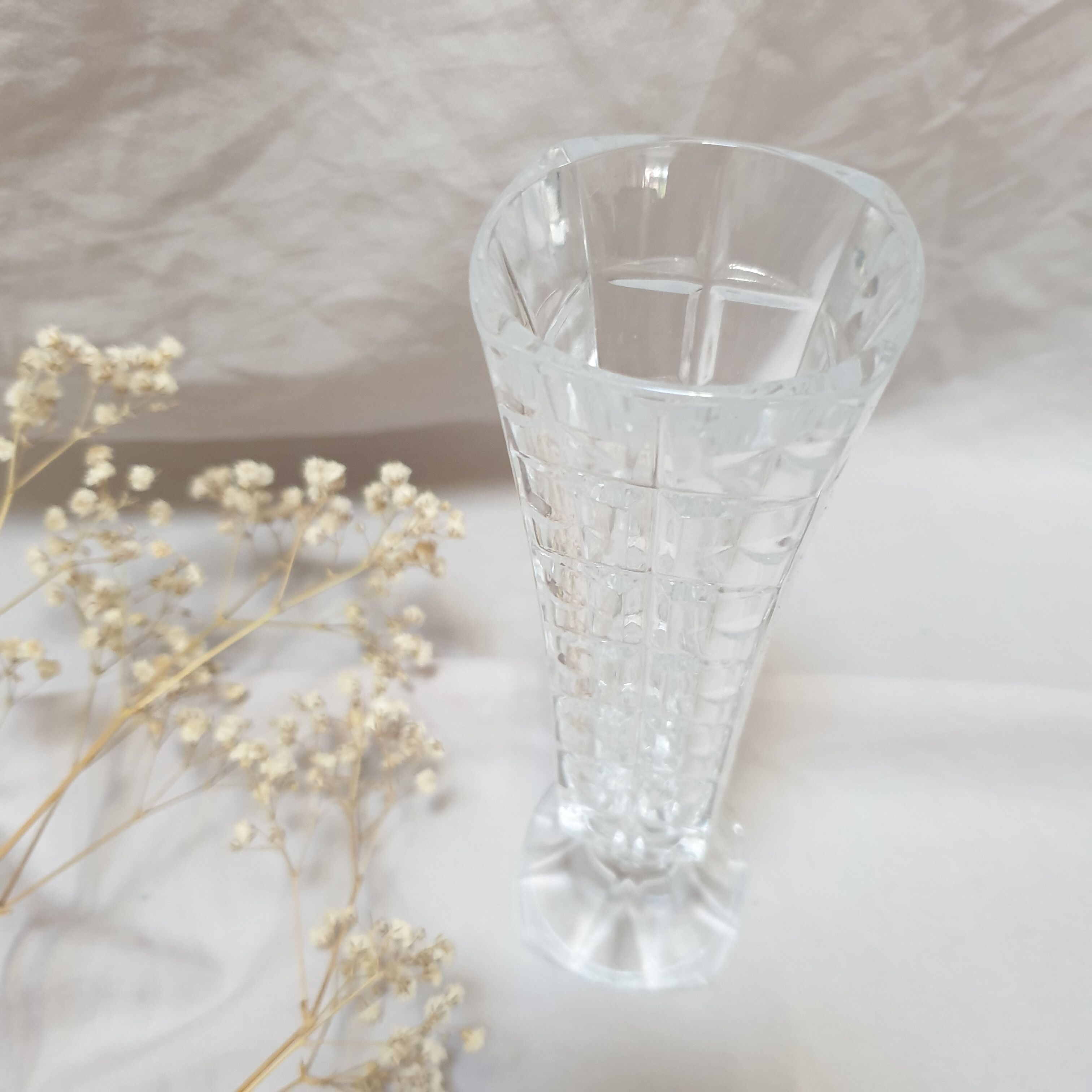 Vintage soliflore in chiseled glass