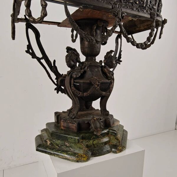 Cabinet de curiosités continental de style Louis XIV en zinc moulé et marbre vert – début du XXe siècle