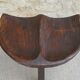 Tabouret tripode en bois massif, avec assise sculptée