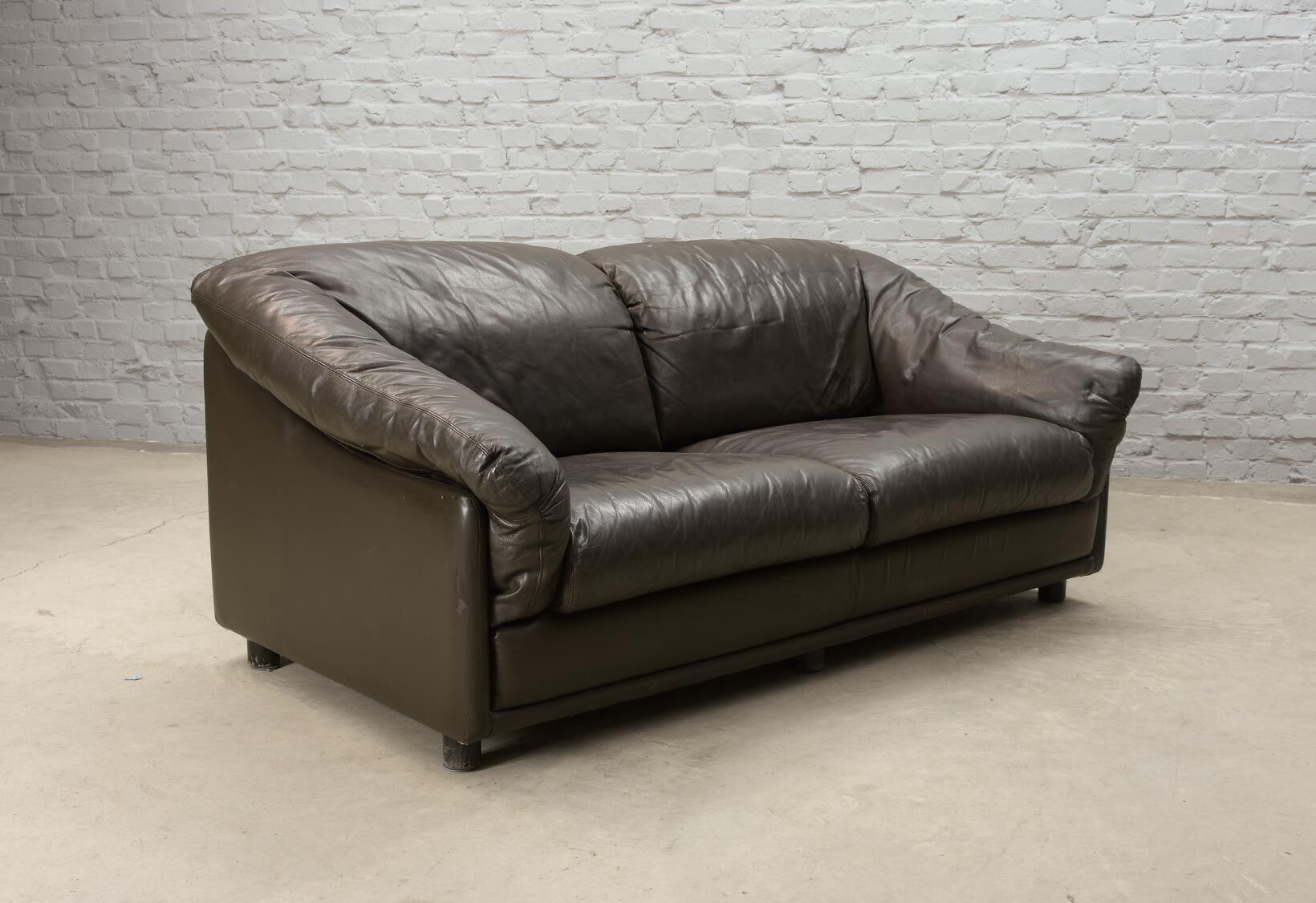 Comfortable Leolux Seal Brown Leather Two-Seater Sofa. The Netherlands, 70s