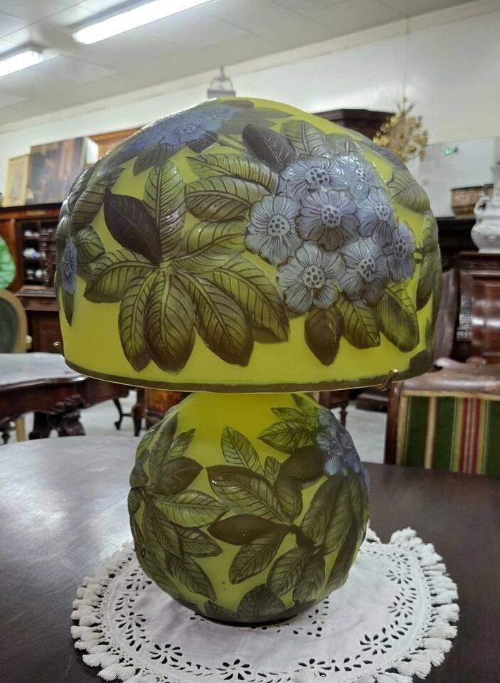 Table lamp in multilayer glass paste, adorned with a rich floral decoration.