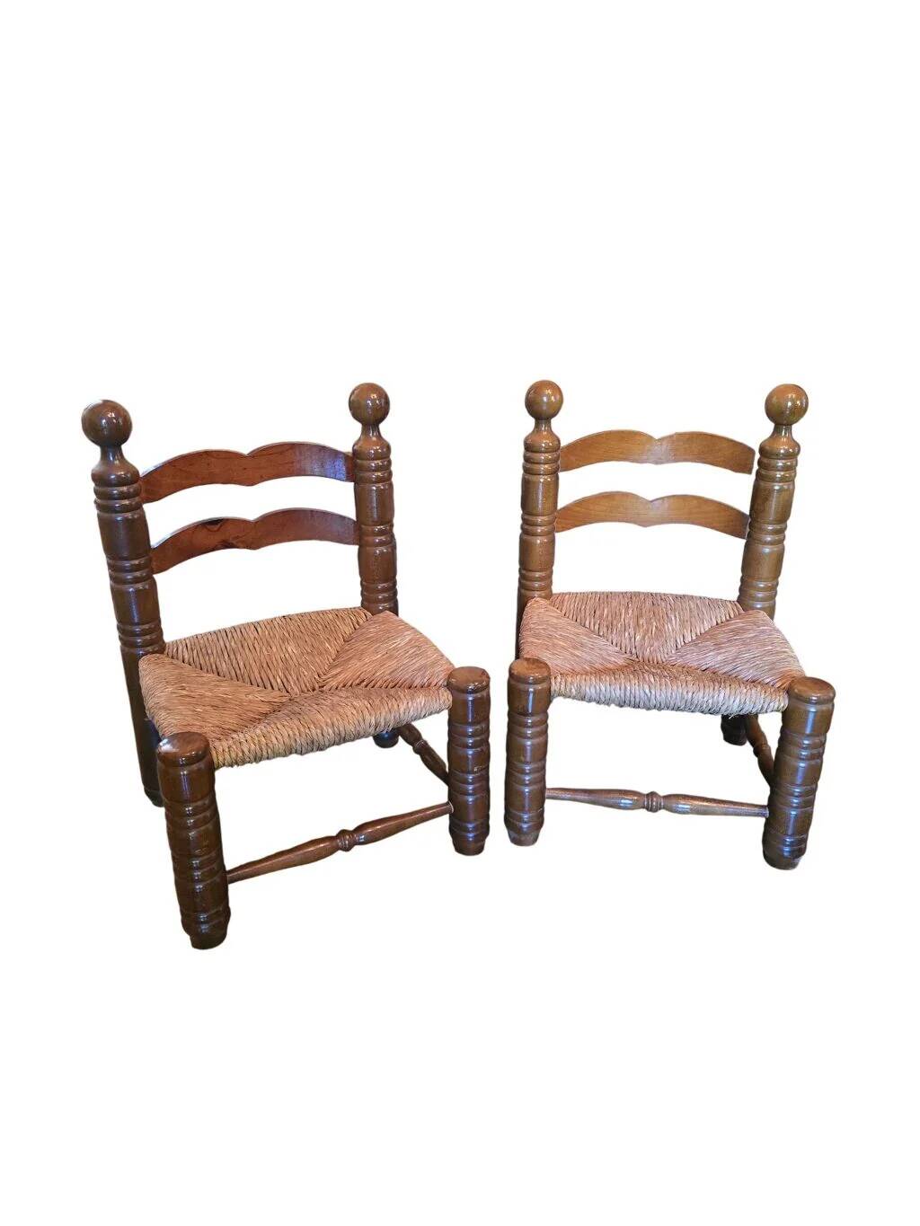 Pair of low fireplace chairs in turned wood and straw, Charles style.