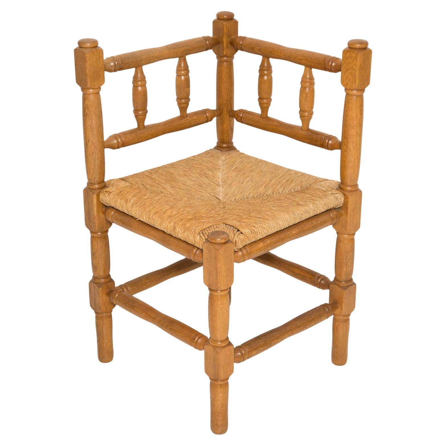 Provincial French corner chair, handmade in wood and straw, 1940s.