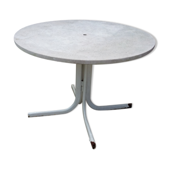 Round marble garden table