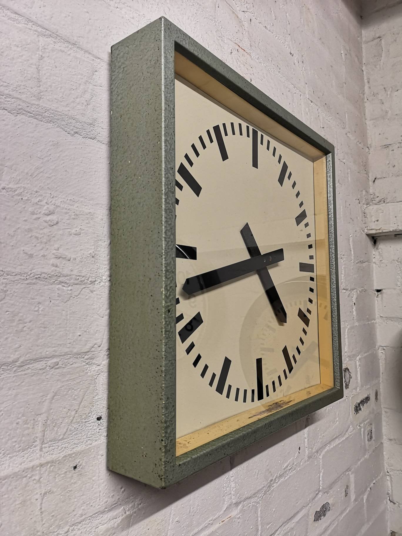 Horloge industrielle est-allemandes des années 1950 par Elfema