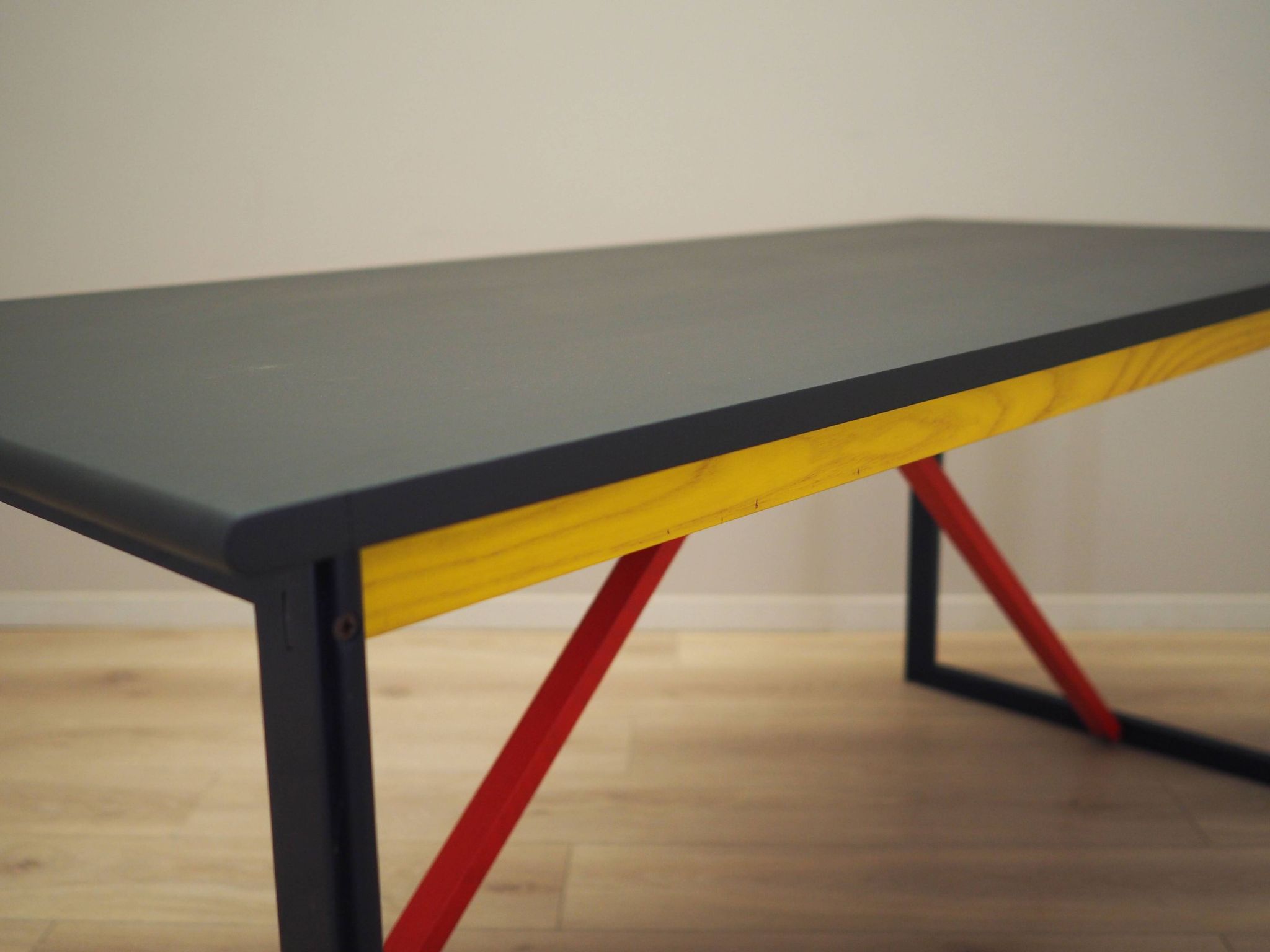 Bureau en acacia, design italien, années 1980, production : Italie
