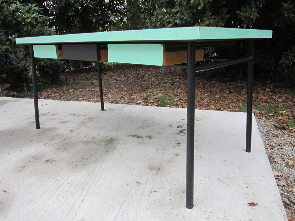 Table metal and formica
