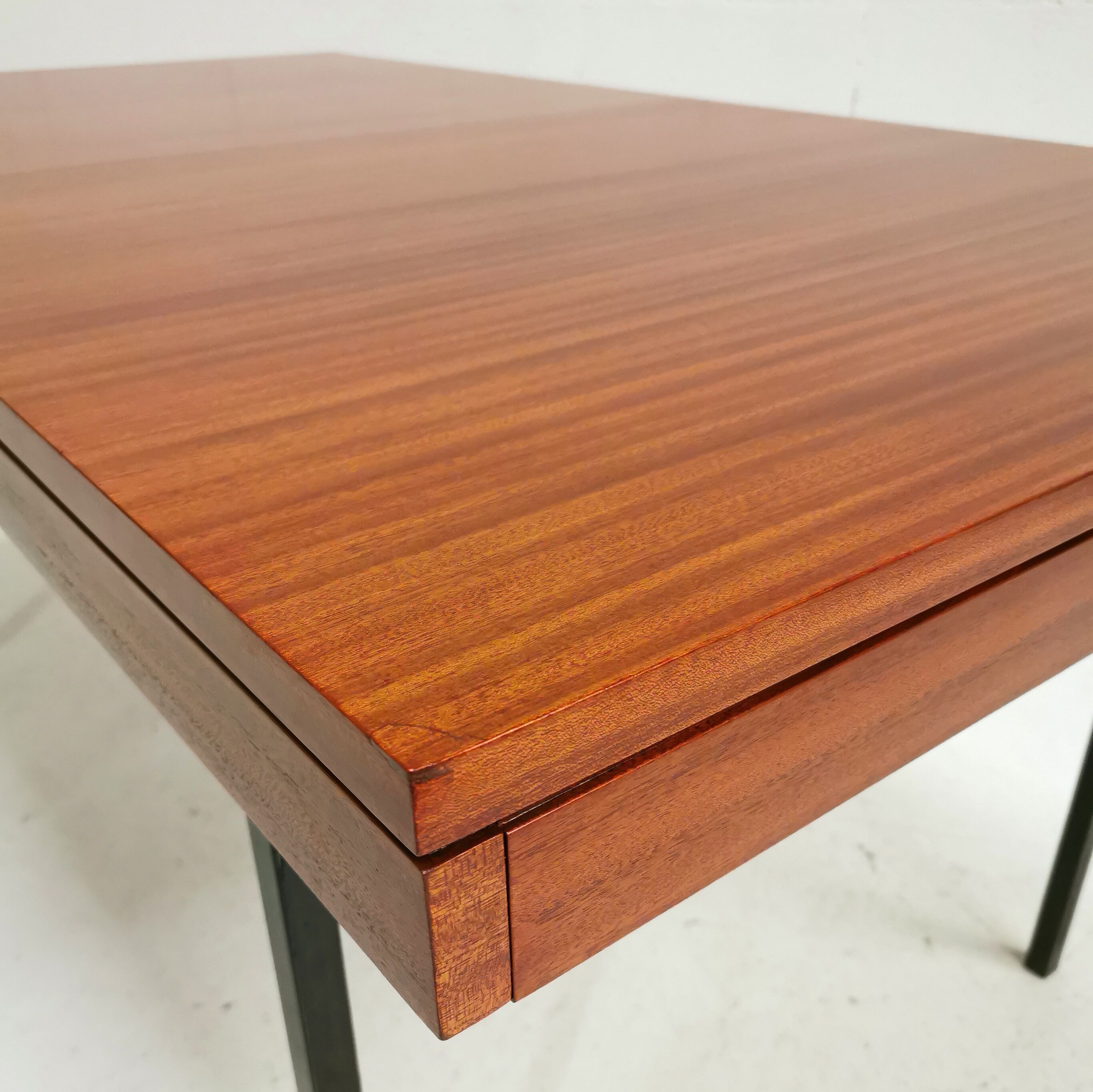 Table de repas extensible ARP  1950