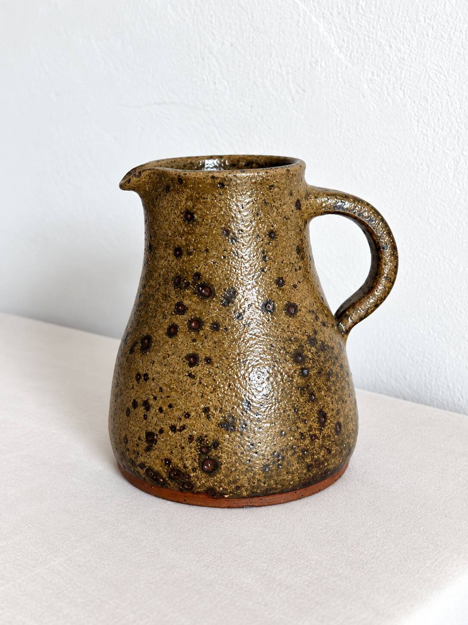 Petit pichet en grès moucheté, poterie artisanale vintage
