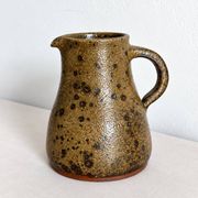 Petit pichet en grès moucheté, poterie artisanale vintage