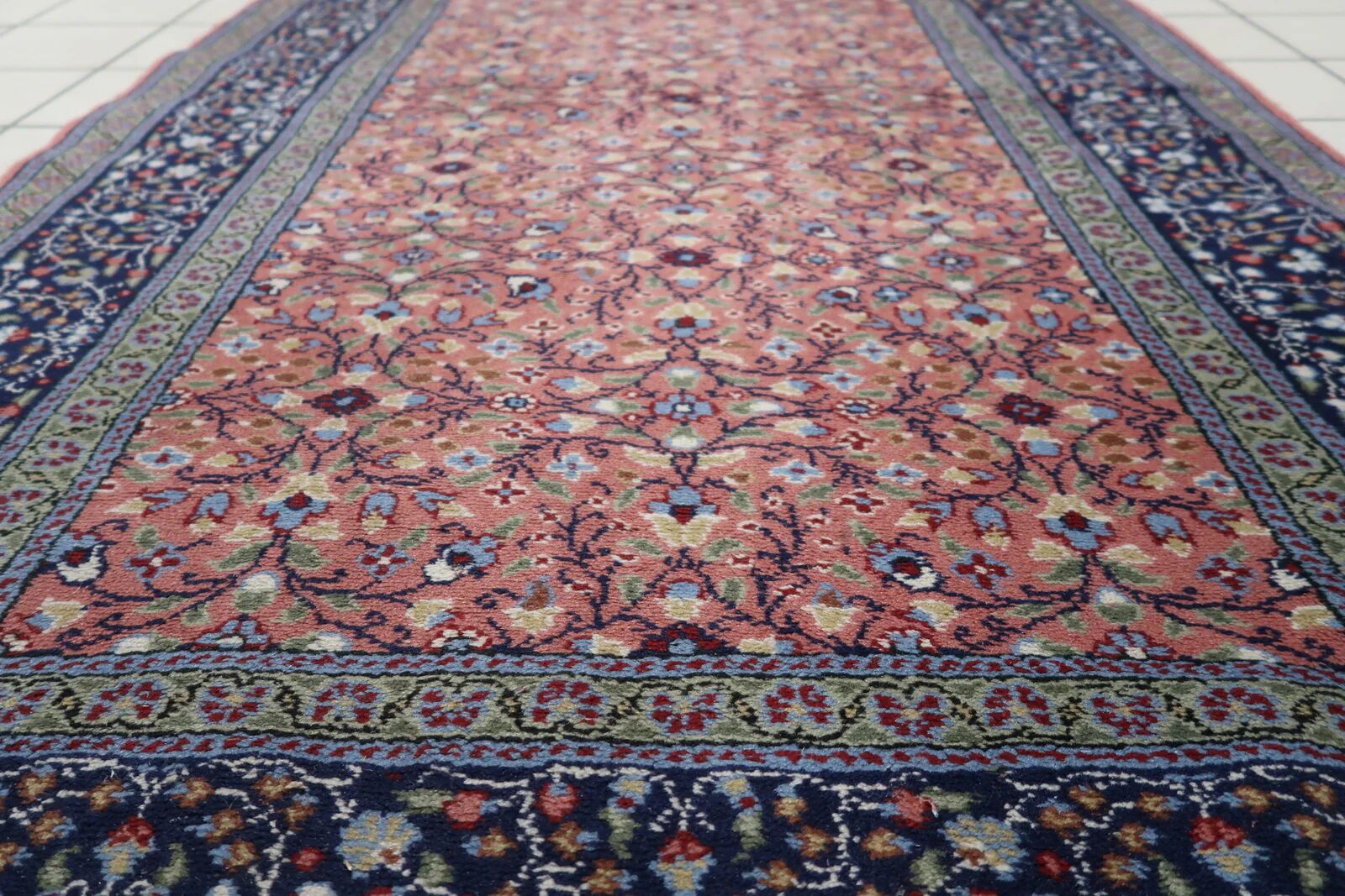 Handmade vintage Indian Agra rug 121cm x 183cm 1960s