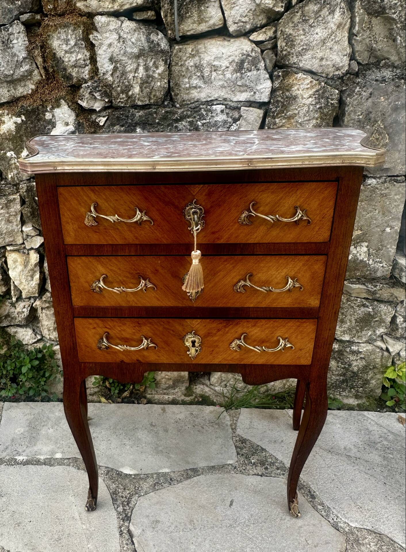 Charming small chest of drawers in precious wood marquetry.