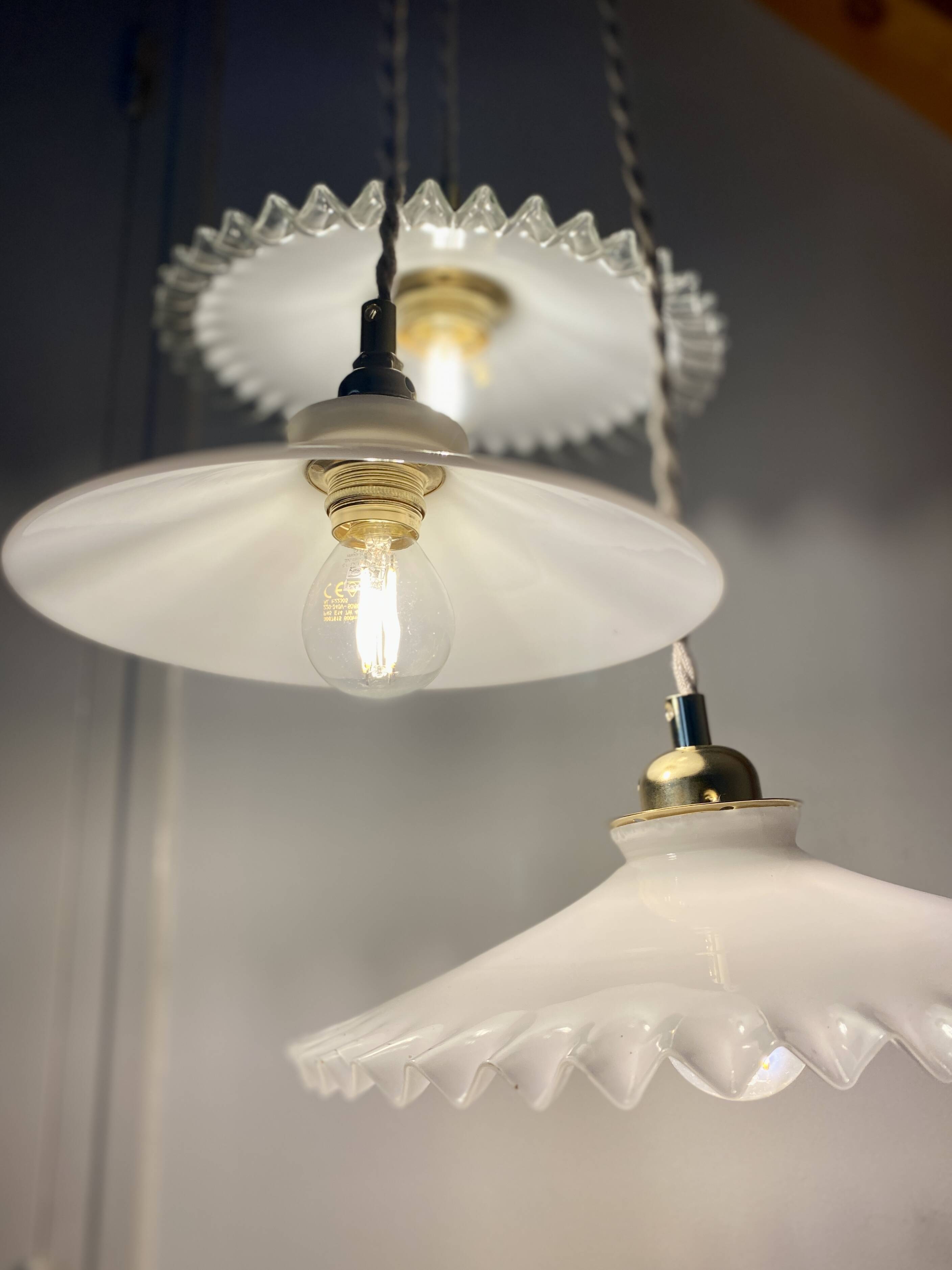 Suspension triple abat-jour vintage en opaline blanche