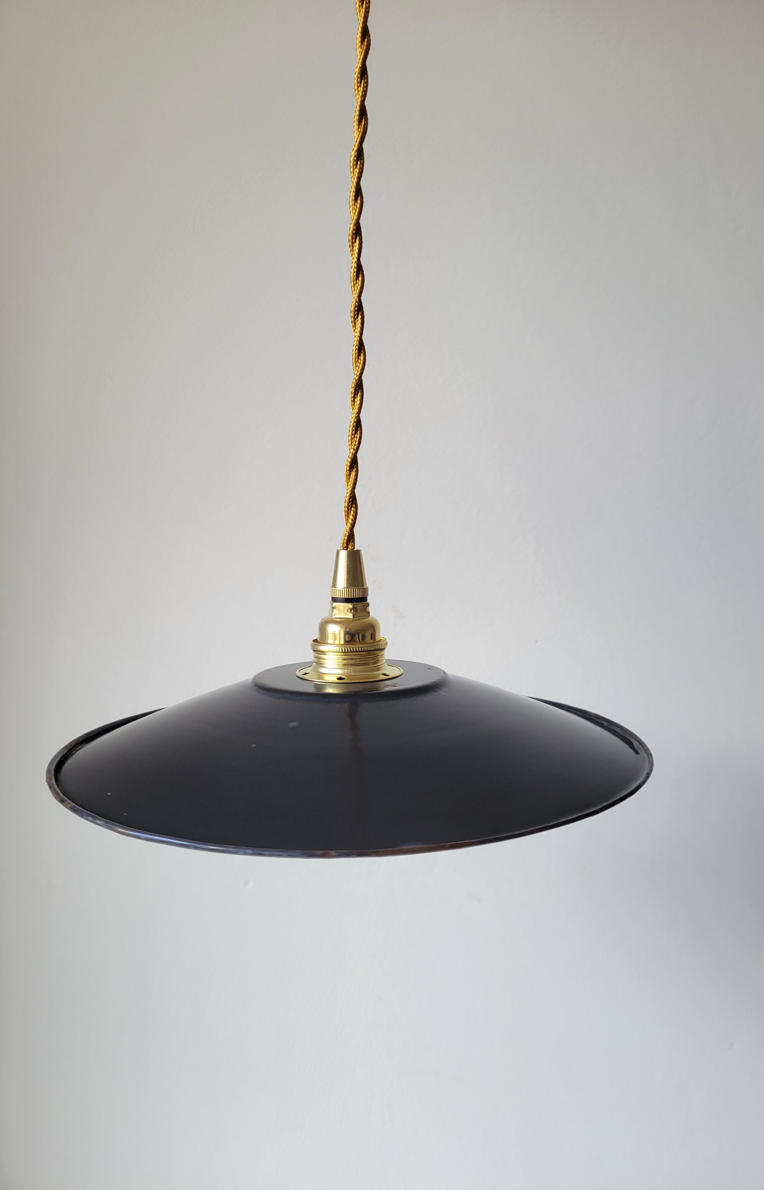 Suspension in black enamelled sheet metal