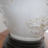 Paire de lampes en porcelaine émaillée en relief, motif asiatique