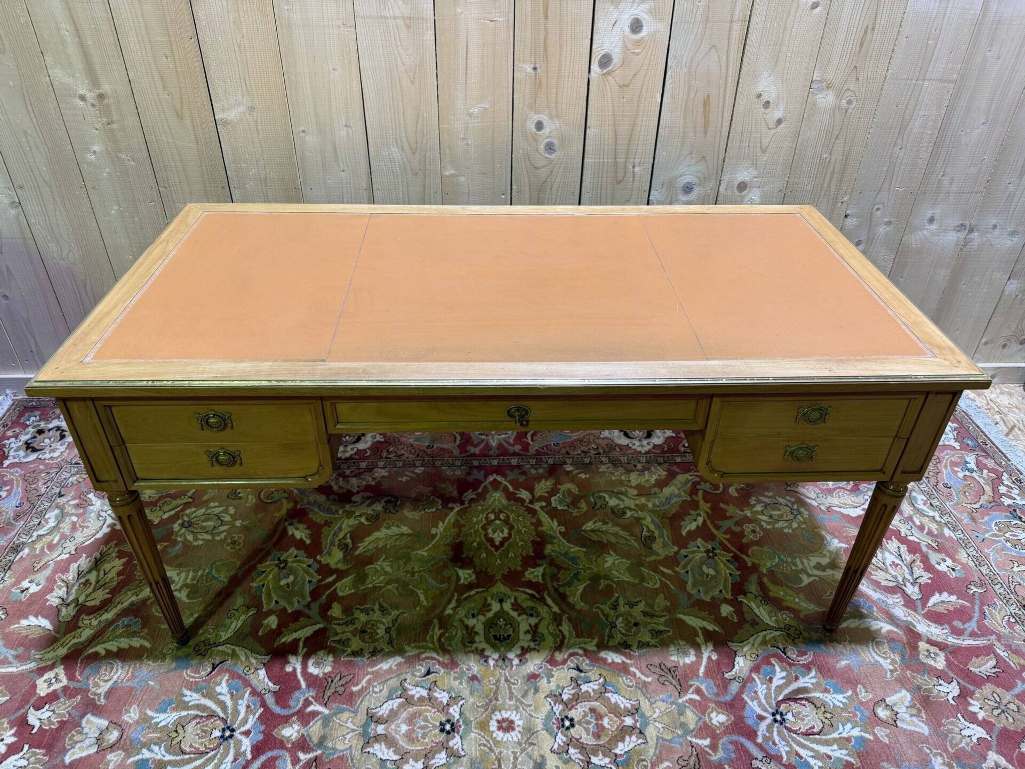 Bureau plat de style Louis XVI en merisier et cuir
