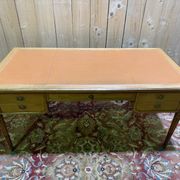 Bureau plat de style Louis XVI en merisier et cuir