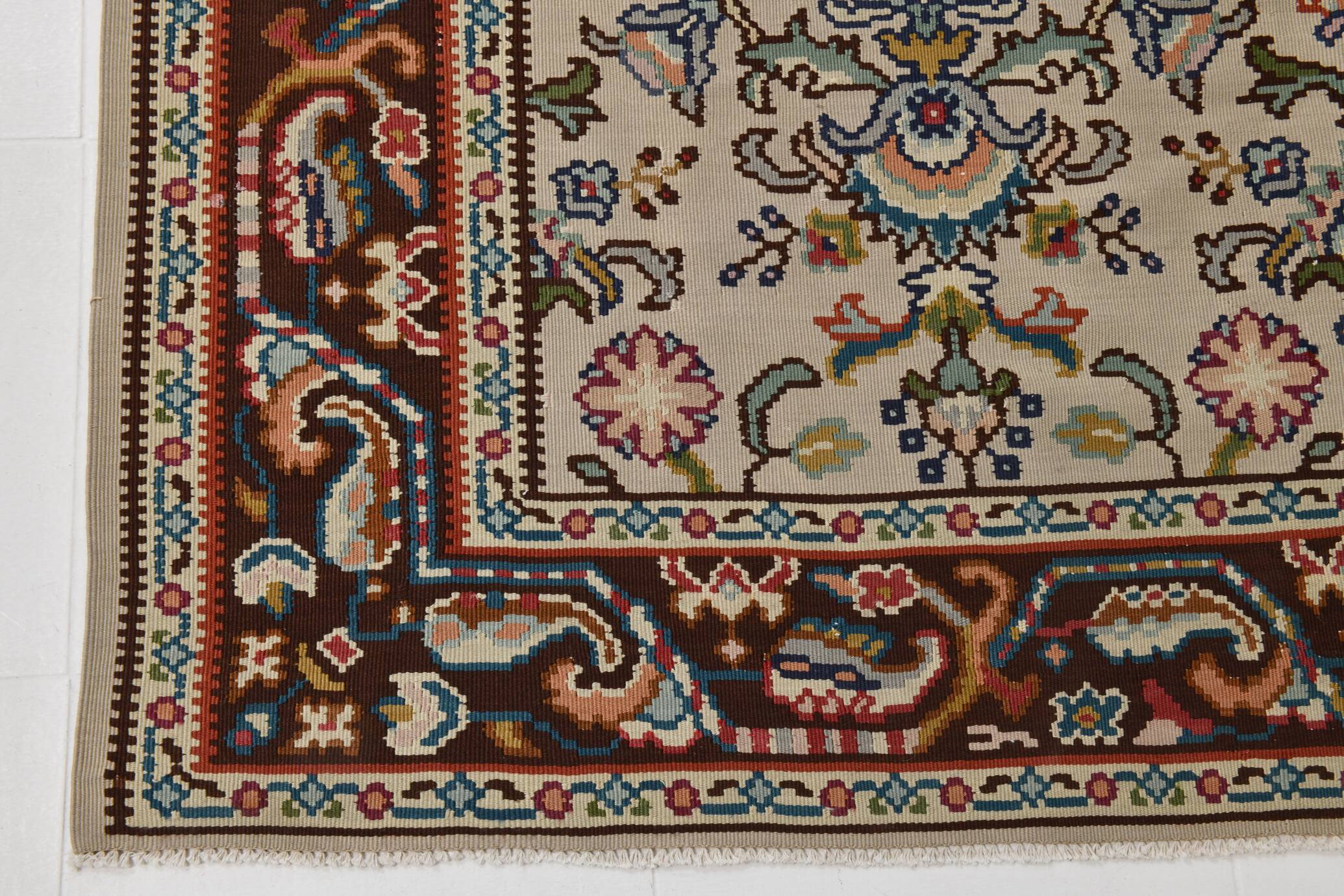 Kilim persan tons crème et bordeaux, motifs floraux élégants vintage