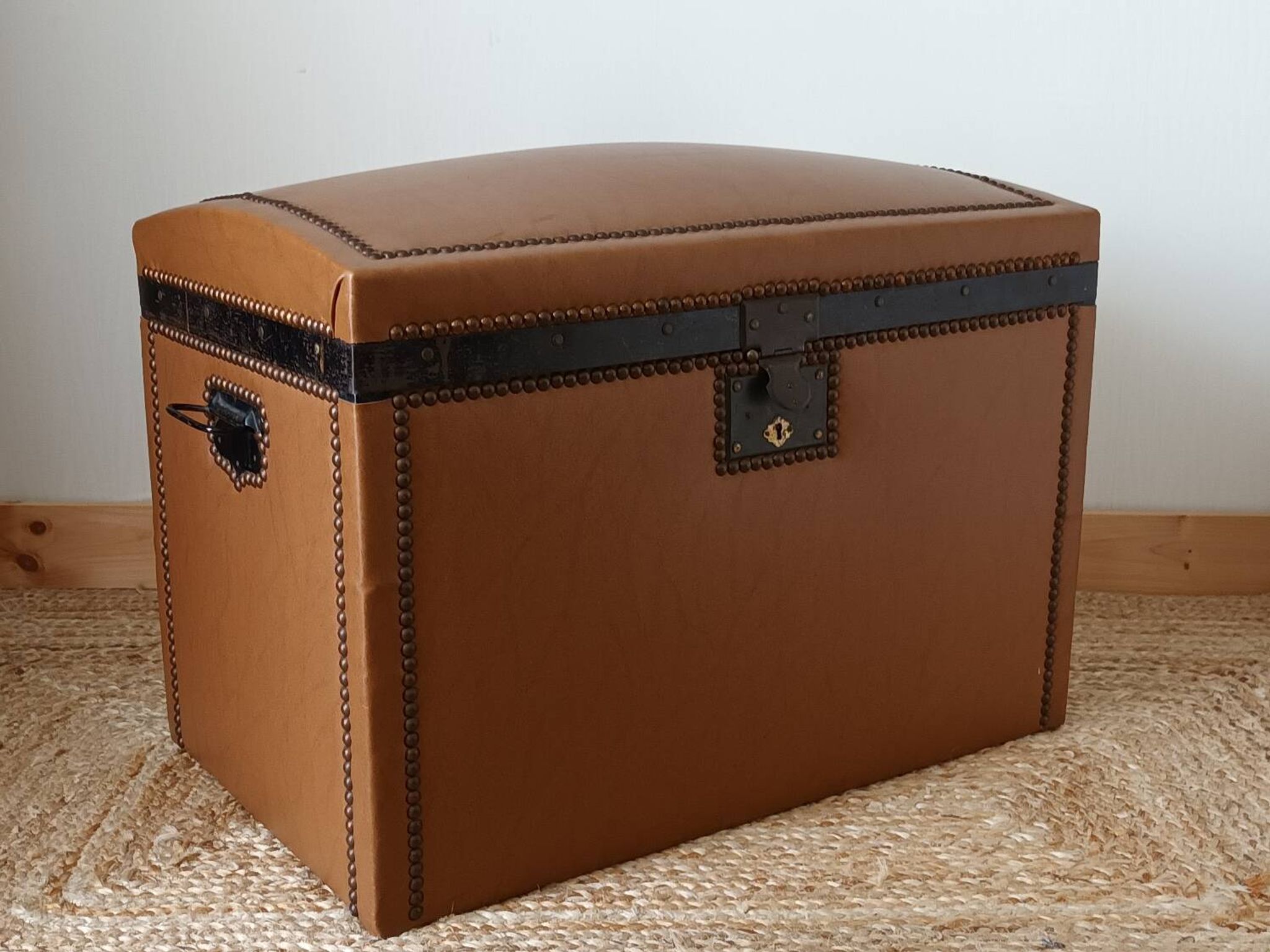 Malle bombée en bois et simili cuir vintage
