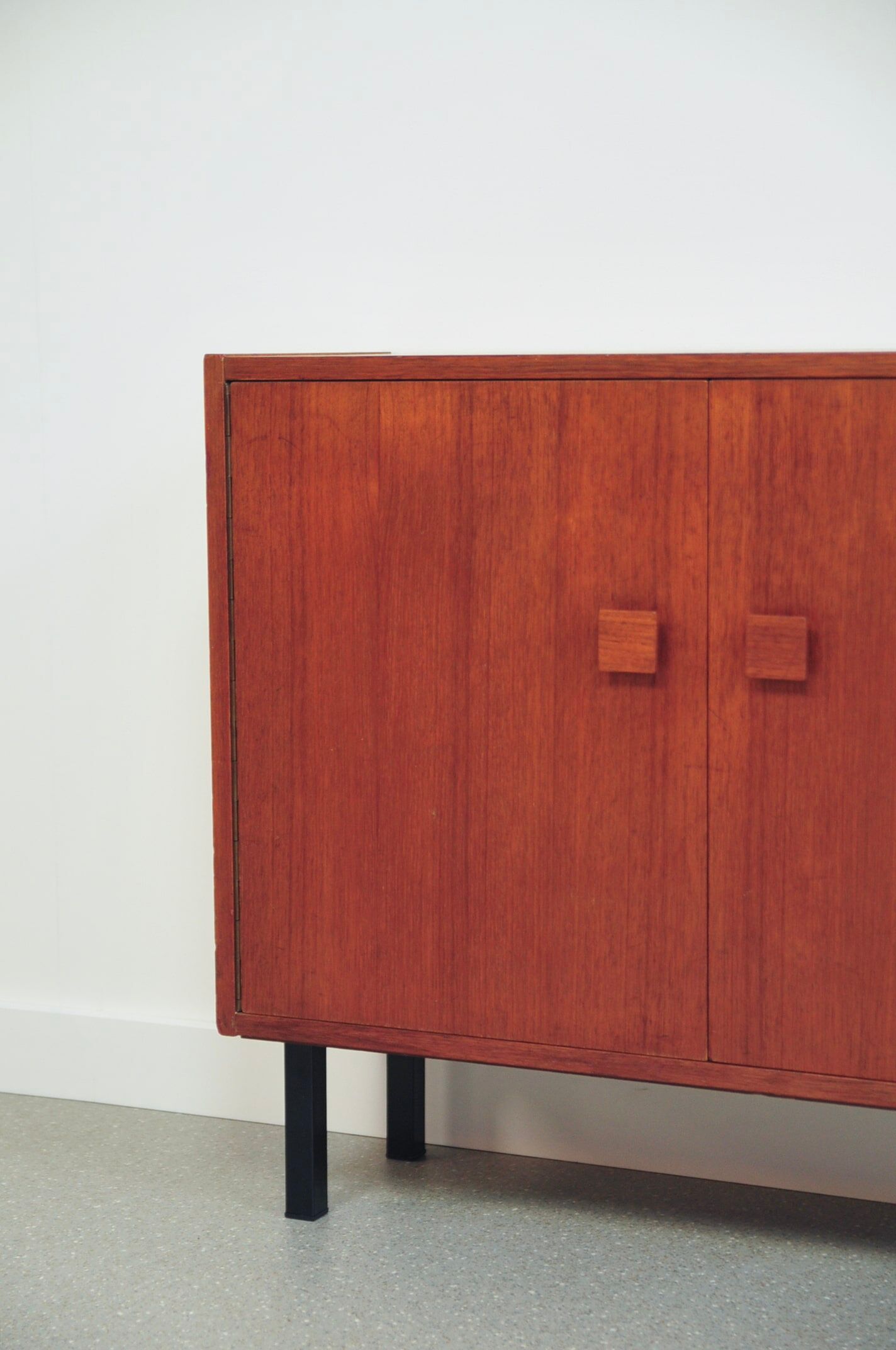 Cabinet en teck vintage avec poignées carrées