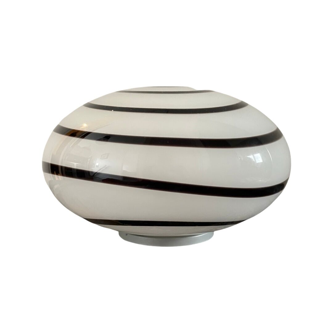 Spiral pattern ball lamp