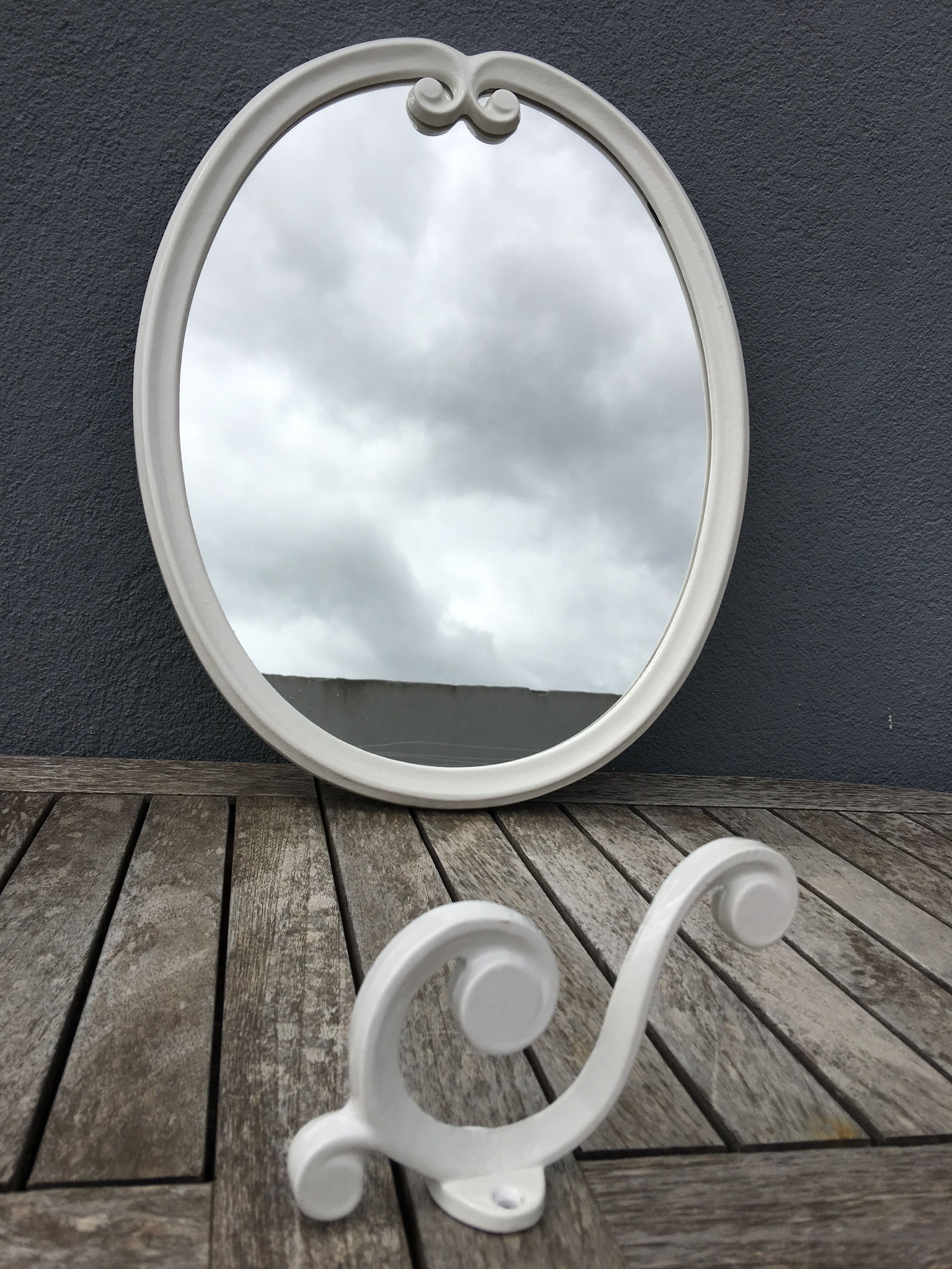 Oval mirror enamelled cast iron and its hook, circa 1950 39x49cm