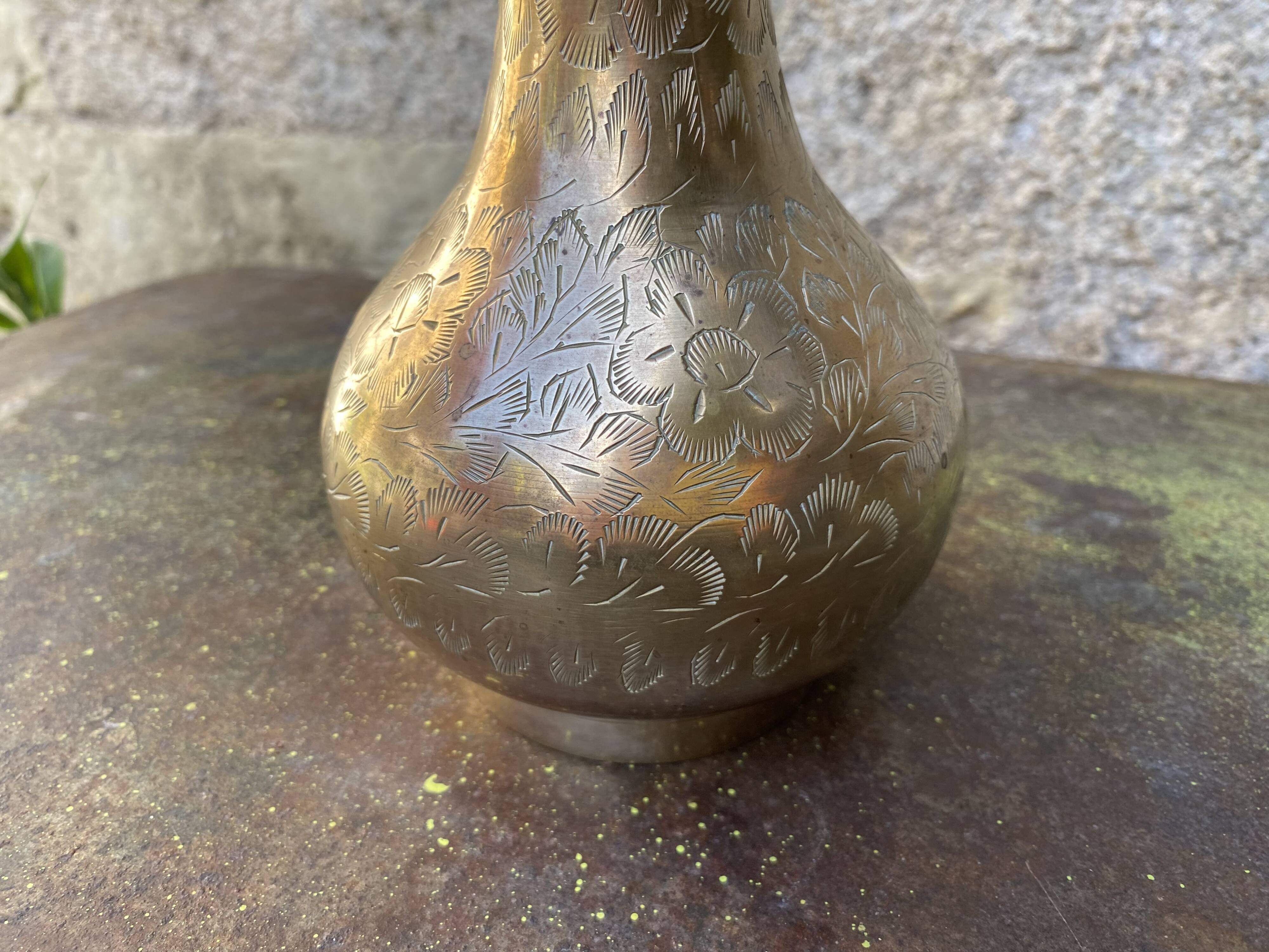 Vase en laiton gravé vintage