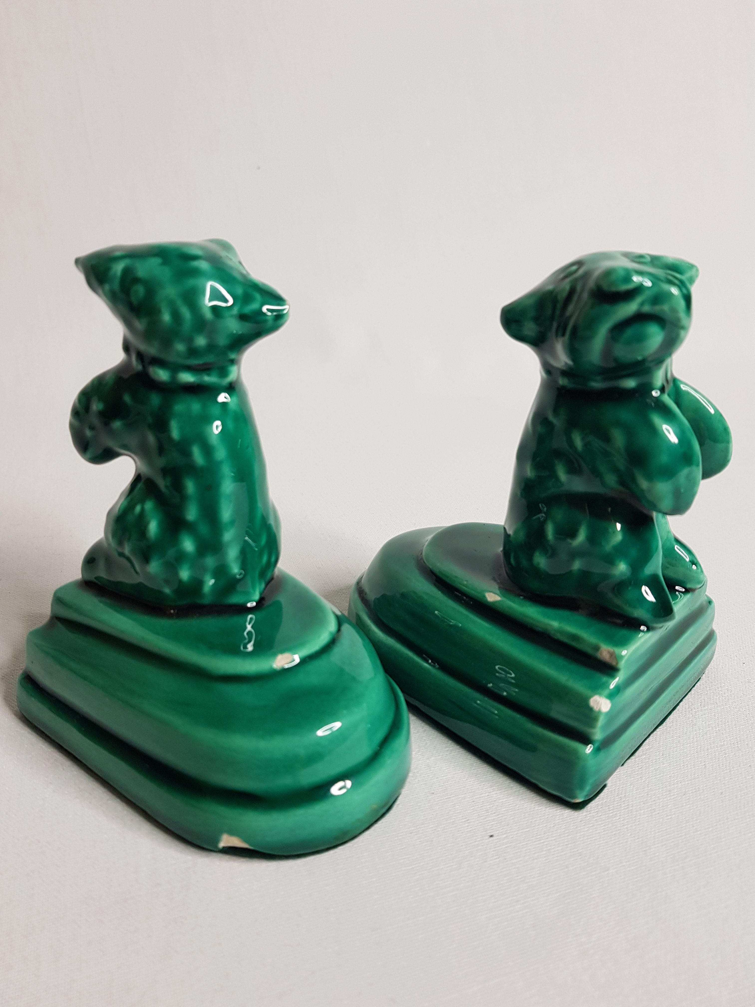 Pair of dog-shaped dog-shaped art deco dogs in green dabbling