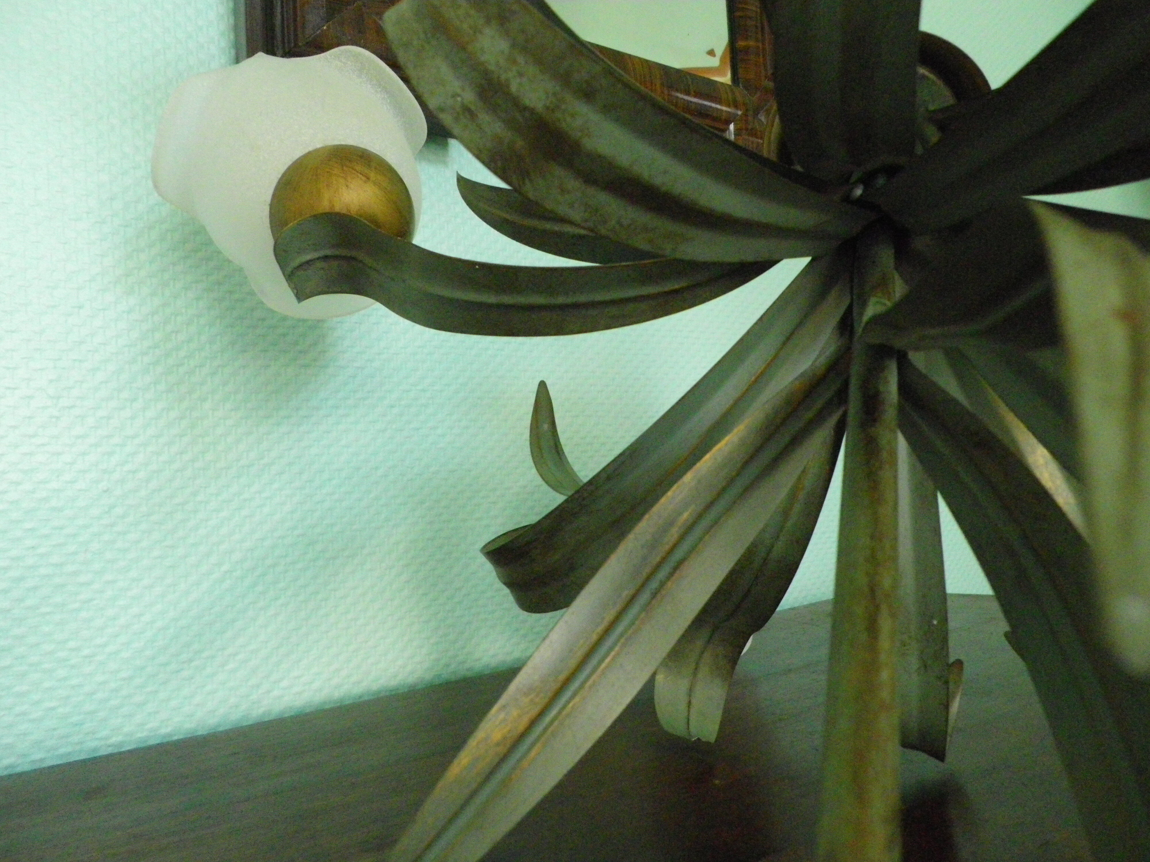 Chandelier of 5 corollas in white granite glass, central decoration with foliage 70s /80s