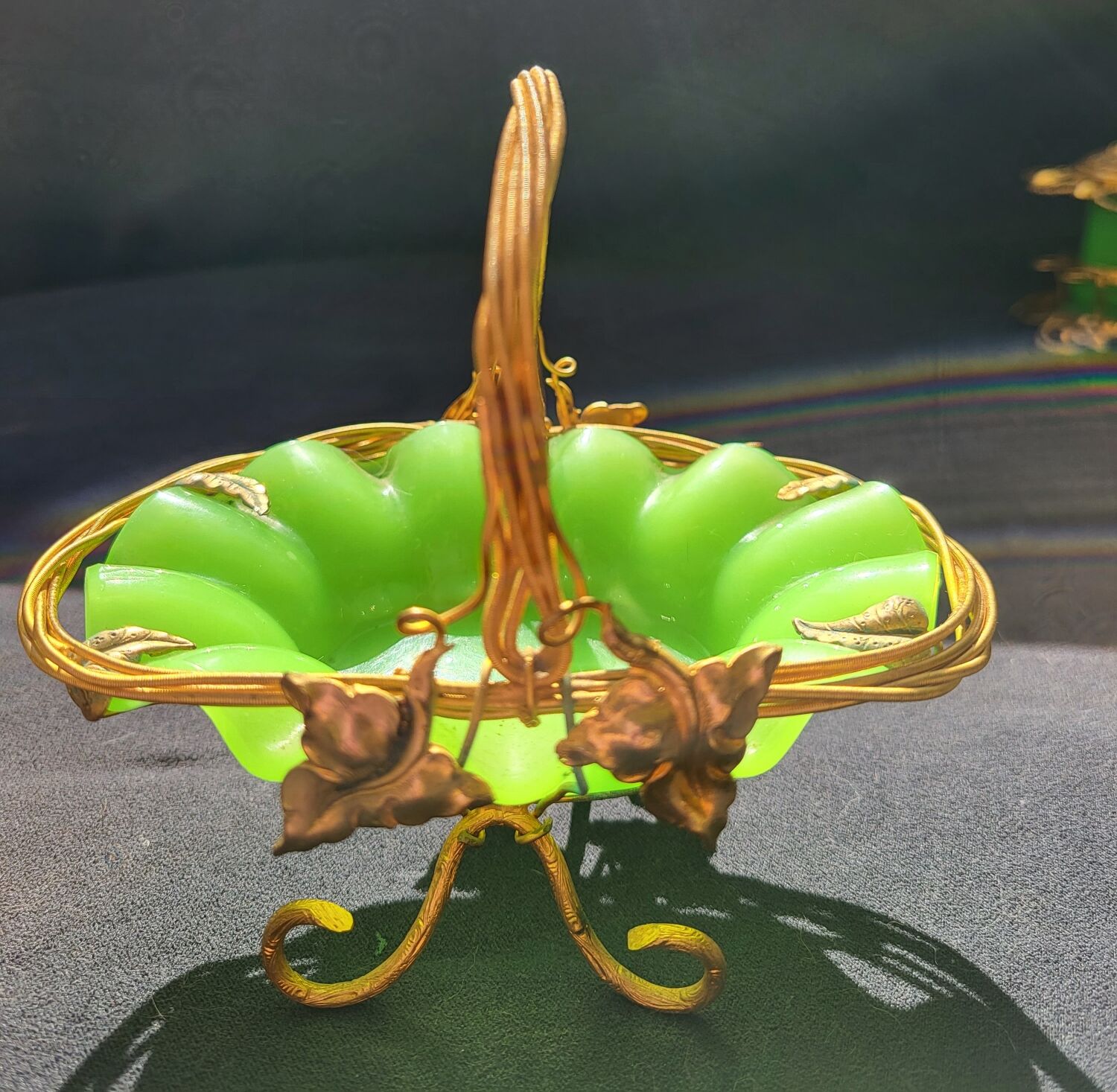 Empty pocket basket in green opaline (uranium/uraline)