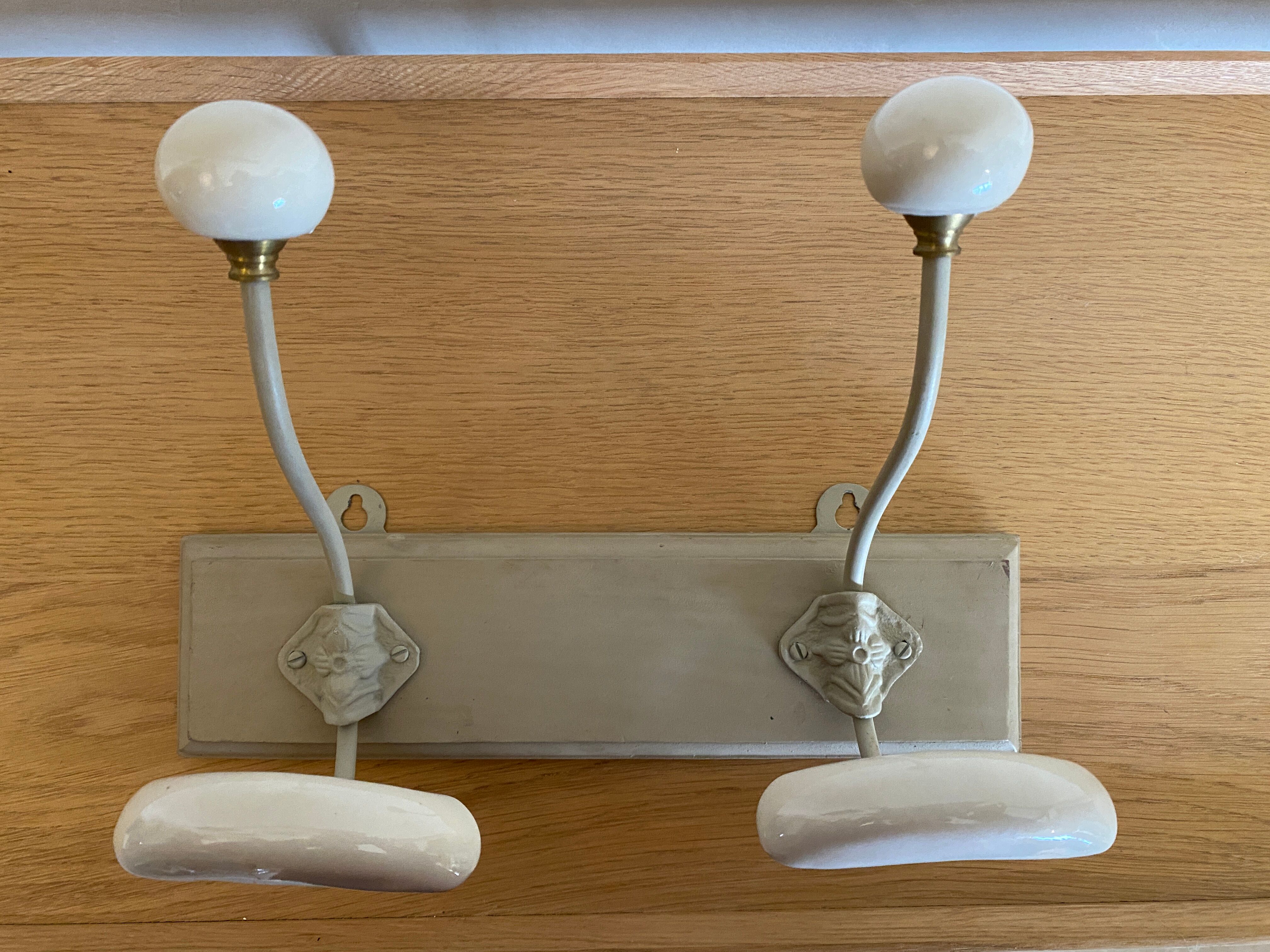 Wall-mounted coat rack with ceramic