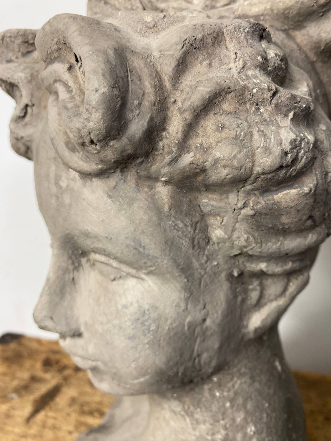 Buste de femme au chignon